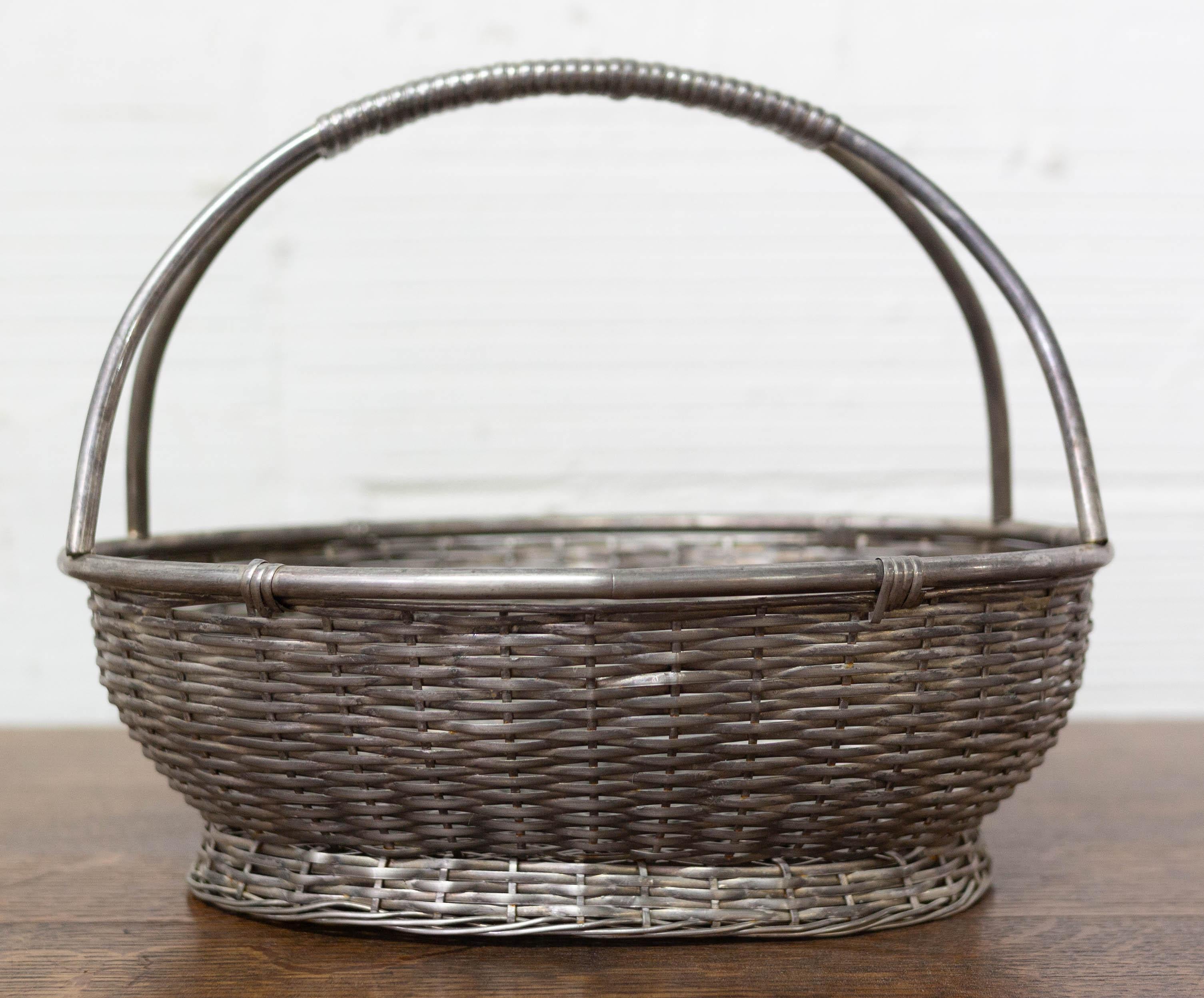 Aluminium basket centerpiece from France, circa 1950
Good condition.
 
Shipping:
L 26/ P19.5/ H21 0.72 kg