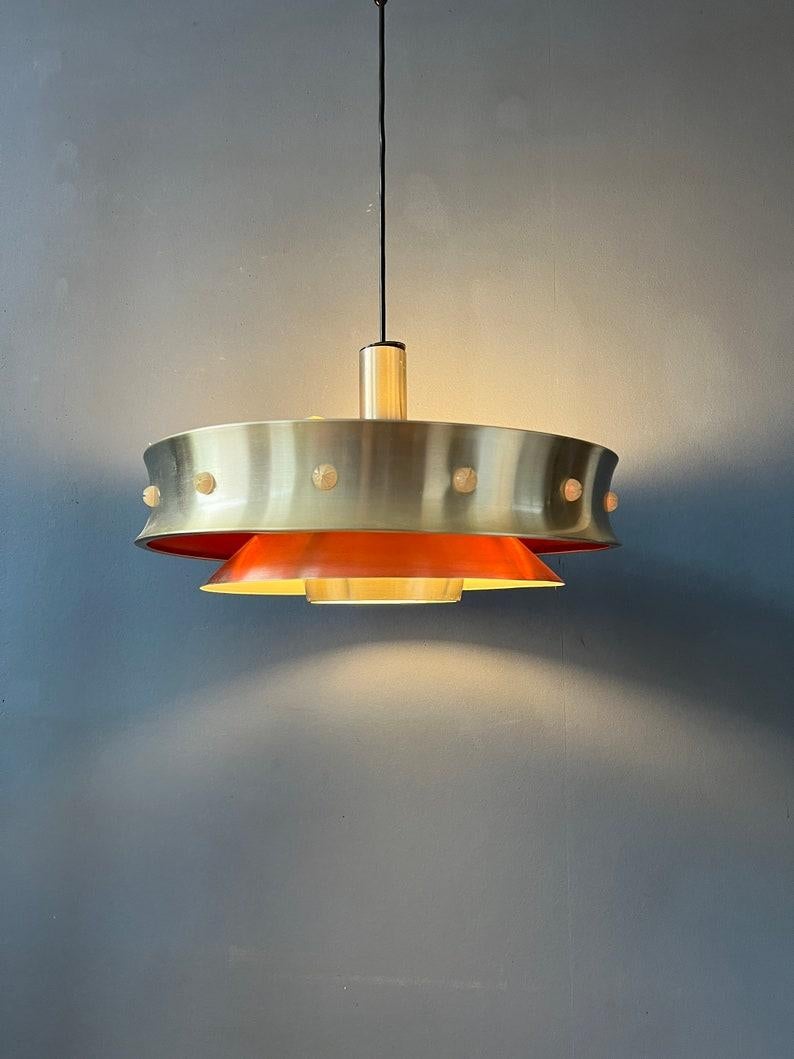 Lampada a sospensione di metà secolo in alluminio con laccatura arancione. La luce si riflette piacevolmente sulla lacca arancione. La lampada richiede una lampadina E27/26 (standard).

Informazioni aggiuntive:
Materiali: Metallo
Periodo: