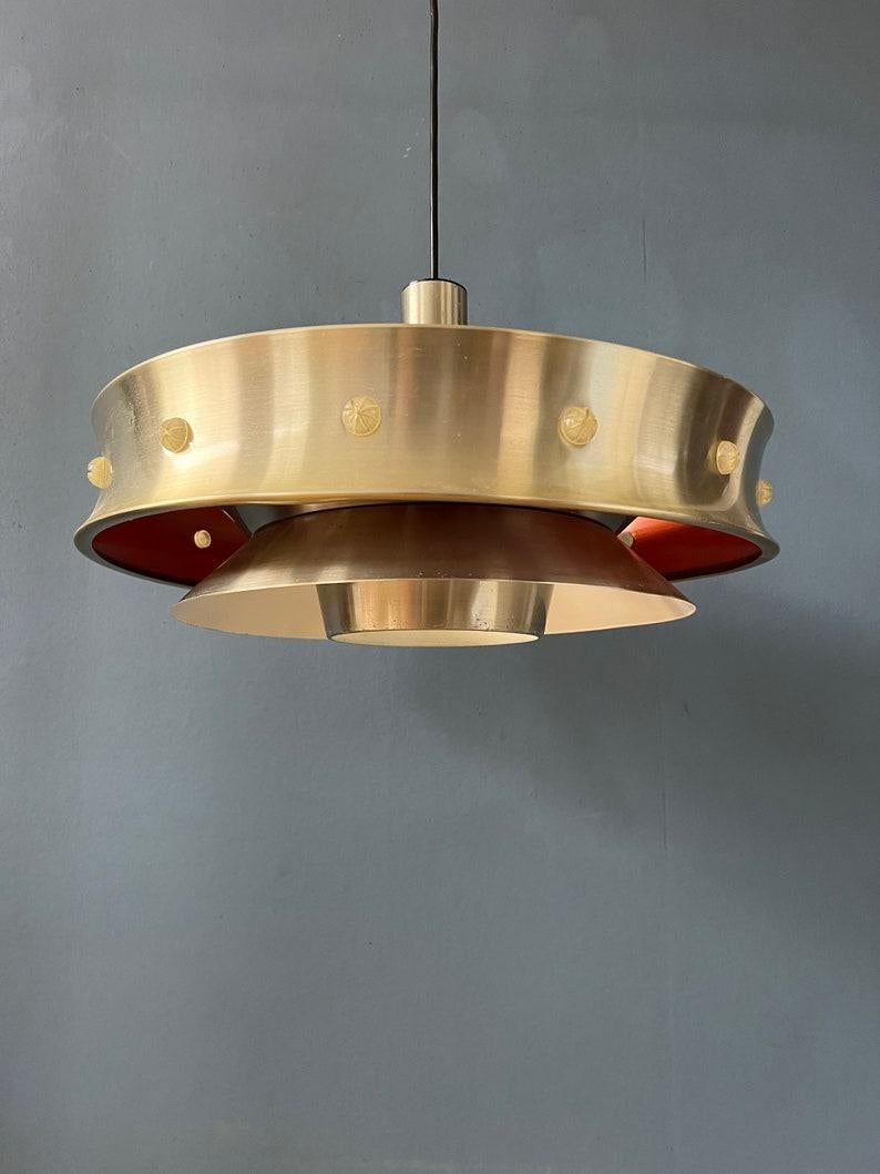 Lampada a sospensione in alluminio di metà secolo con lacca arancione, anni '70 In condizioni buone in vendita a ROTTERDAM, ZH
