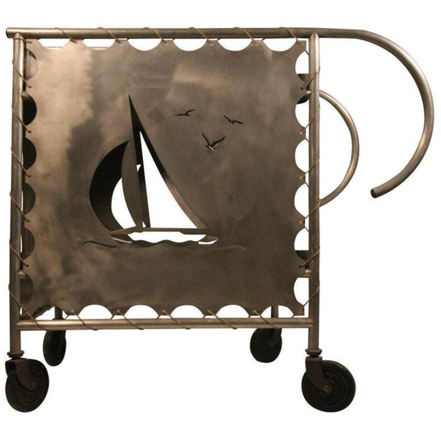 Un chariot de bar original du milieu du siècle, au thème nautique, est réalisé en aluminium. Le chariot offre de nombreux rangements avec un porte-bouteille intégré et des étagères à deux niveaux. Des découpes nautiques apparaissent sur les panneaux