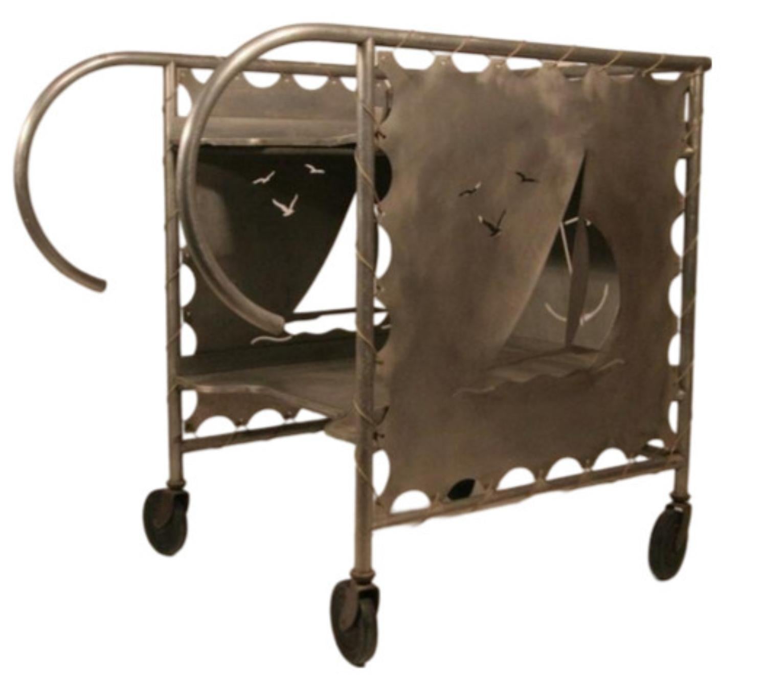 Américain Chariot de bar en aluminium du milieu du siècle avec découpes à thème nautique en vente