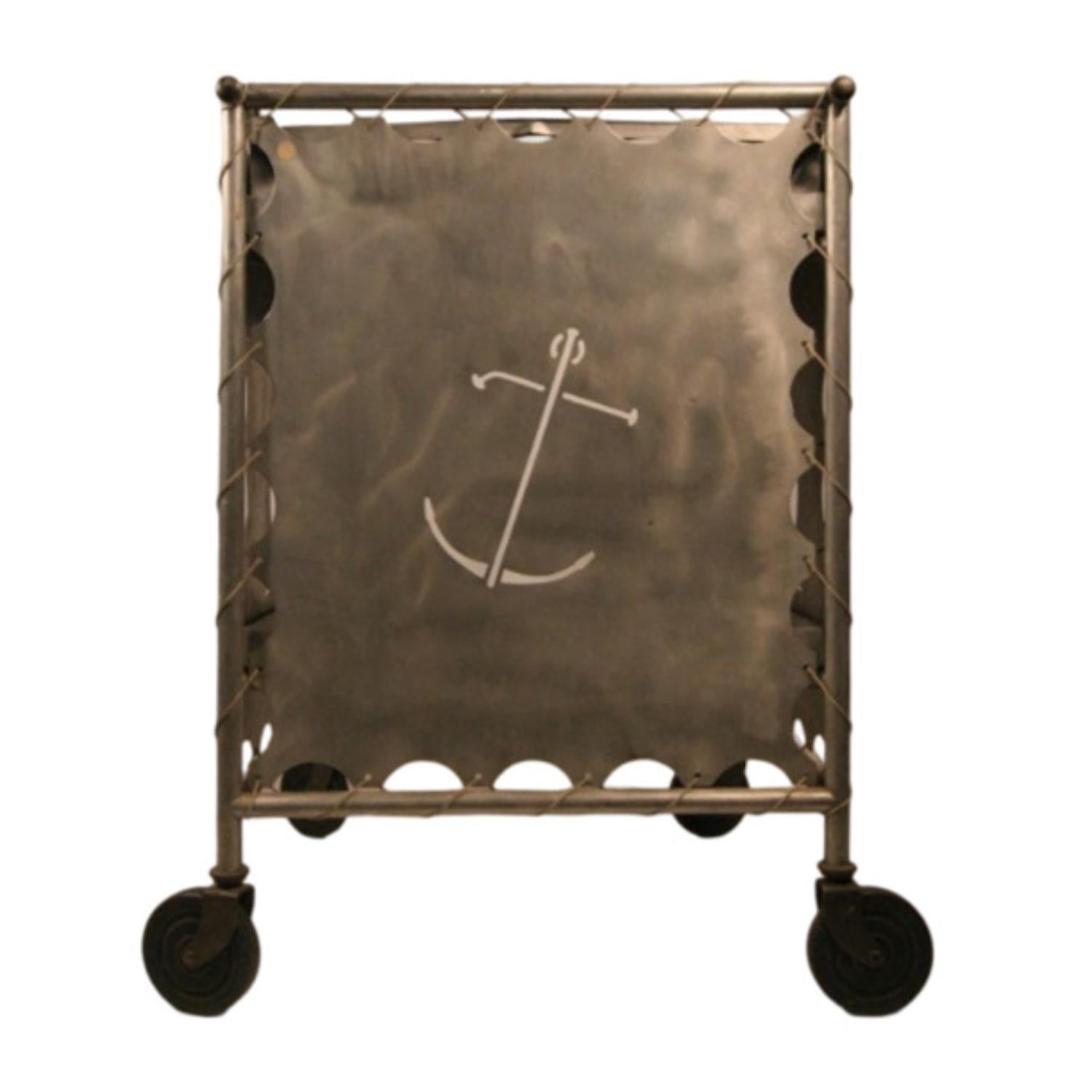 Chariot de bar en aluminium du milieu du siècle avec découpes à thème nautique Excellent état - En vente à Van Nuys, CA