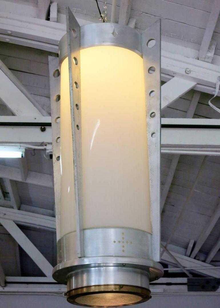 Questa coppia di lampade a sospensione del Mid-Century è stata prodotta durante l'epoca della Jet Age, la corsa allo spazio e l'ossessione dell'America per i voli veloci e il raggiungimento delle stelle.

Presenta tutti i marchi dell'epoca, con un