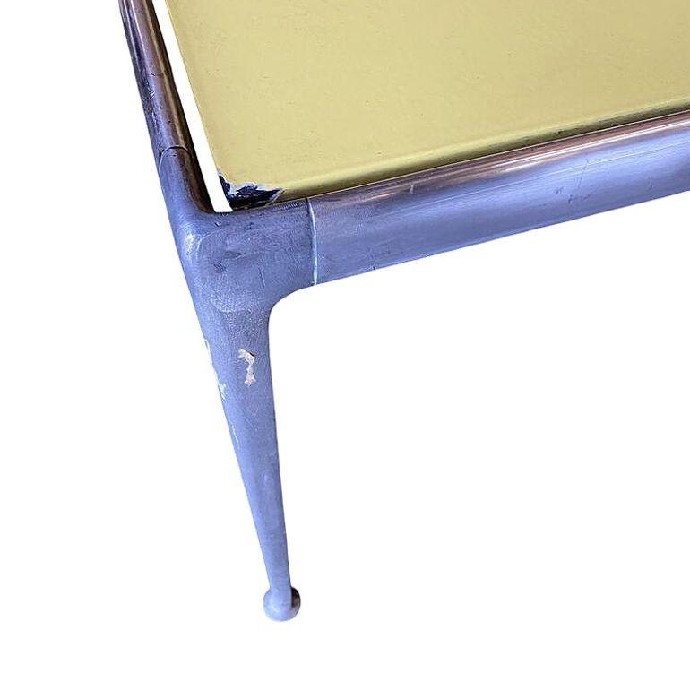 Tavolo da pranzo per esterni Richard Shultz for Knoll, circa 1966, con base in alluminio lavorato e piano in smalto giallo. Il piano del tavolo presenta uno spazio di 1/2