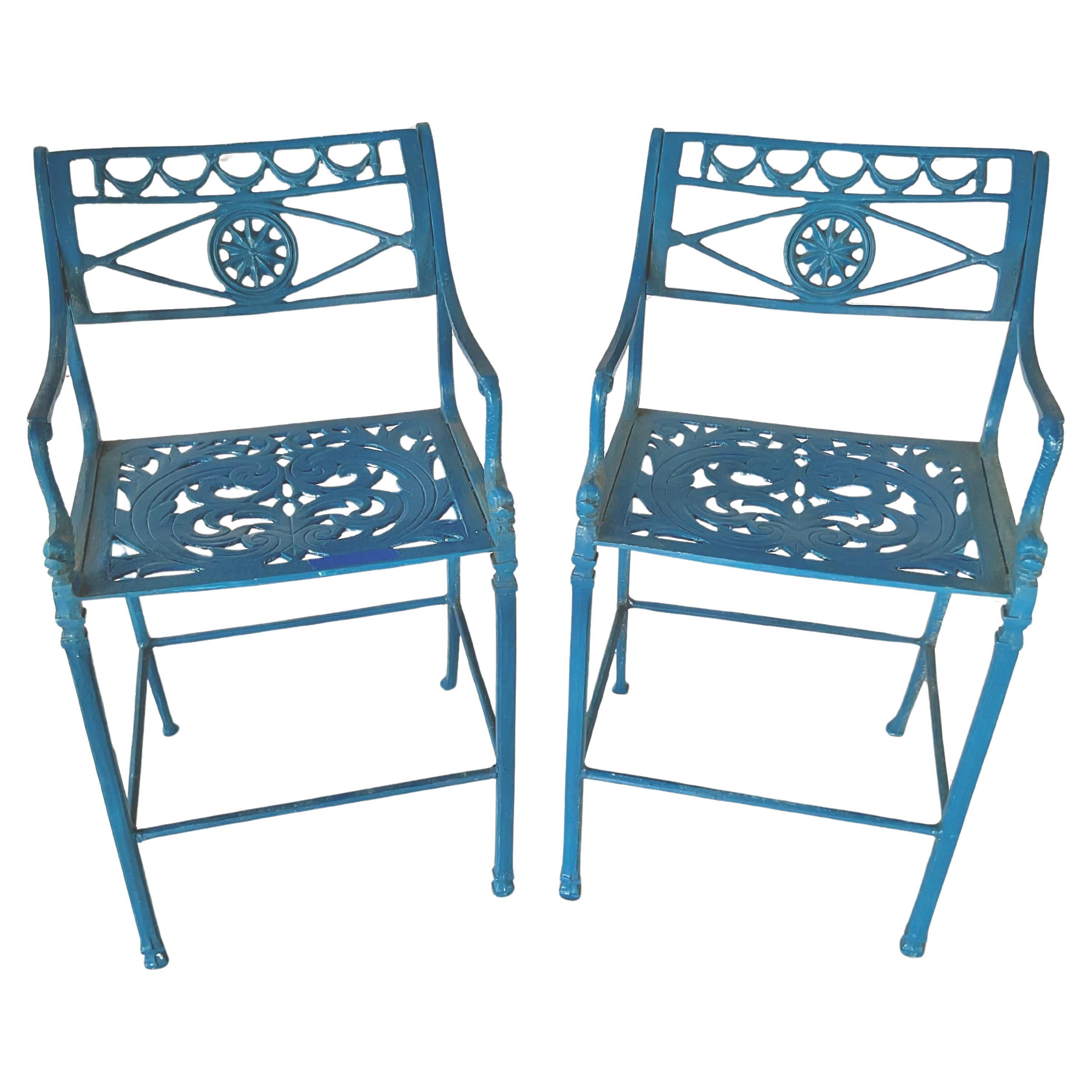 Pareja de taburetes de bar de aluminio de mediados del siglo XX. Los taburetes de bar presentan un intrincado diseño calado con volutas y detalles geométricos. Las espaldas caladas incorporan un motivo de medallón en el centro. Los elegantes brazos