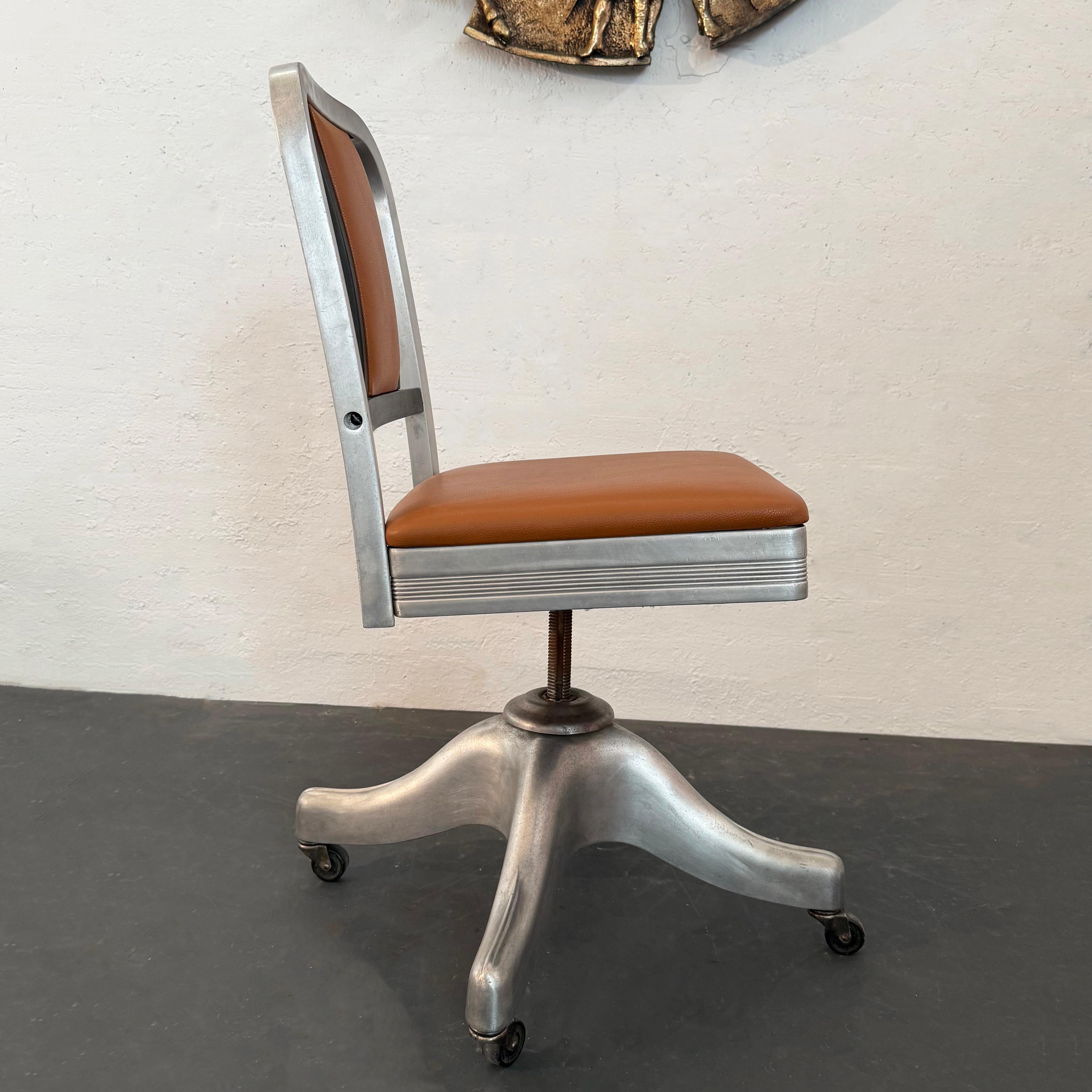 Mid-Century Aluminum Leather Propeller Office Chair By Shaw Walker In Good Condition For Sale In Brooklyn, NY
