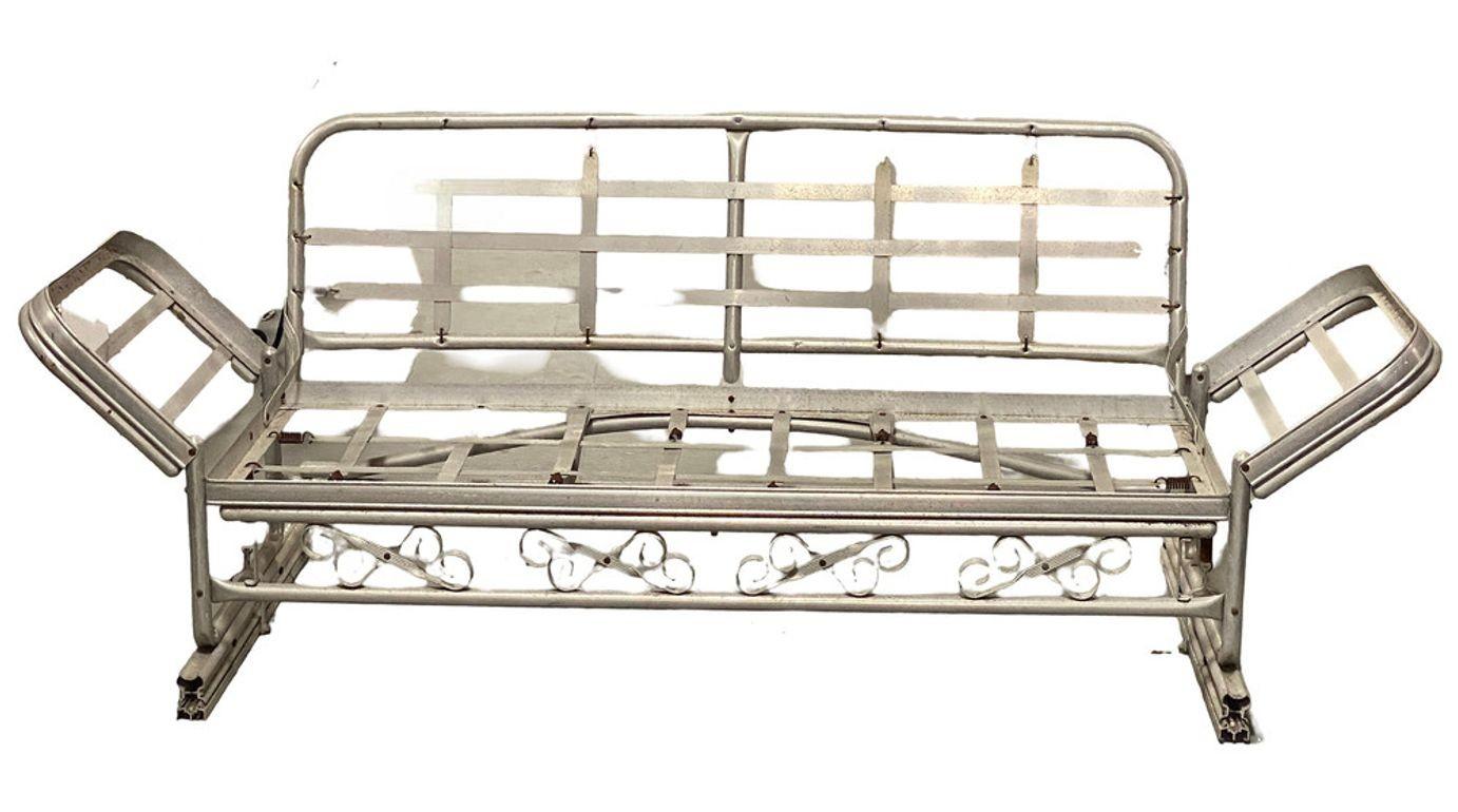 Questo divano/letto da giardino di metà secolo ha una scocca in alluminio con motivi decorativi a scorrimento lungo i lati. È coerente con i braccioli imbottiti e sovradimensionati per essere utilizzato come letto da giorno con una seduta profonda.