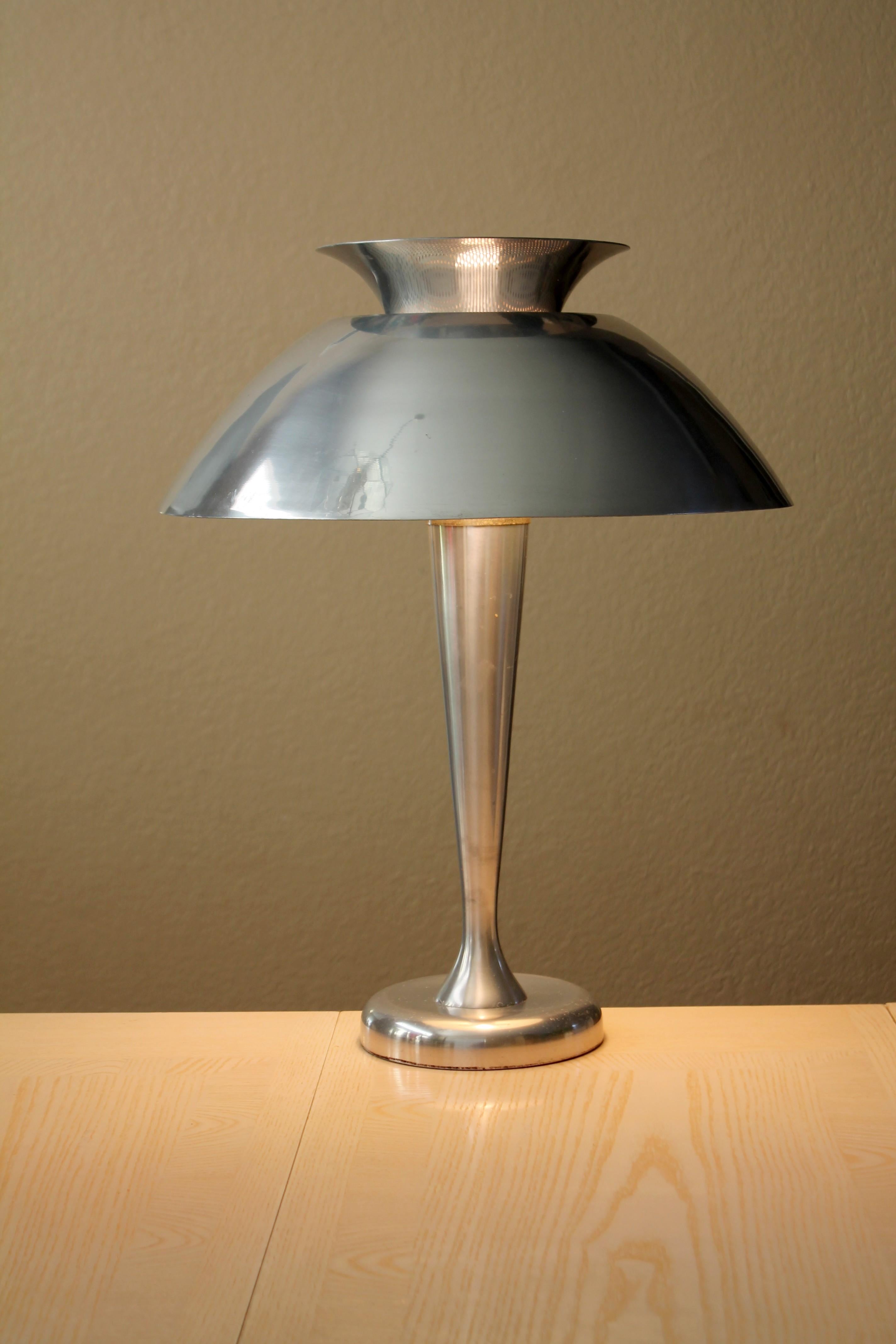  
ONE OF THE MOST BEAUTIFUL 
ALUMINUM LAMPS IN THE WORLD!

BAUHAUS/ ART DECO STYLE!

AFTER POUL HENNINGSEN PH5

ALUMINUM REFLECTOR SHADE
LIGHT DIFFUSING STYLE
TABLE/DESK LAMP!
 
(APPROX. 19.5