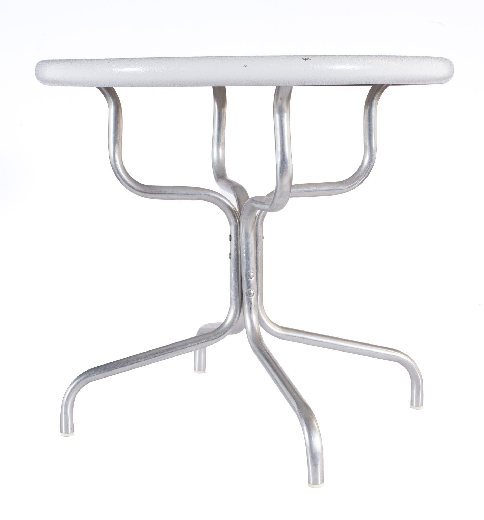 Mid-Century Modern Table d'appoint en aluminium peint en blanc du milieu du siècle dernier en vente