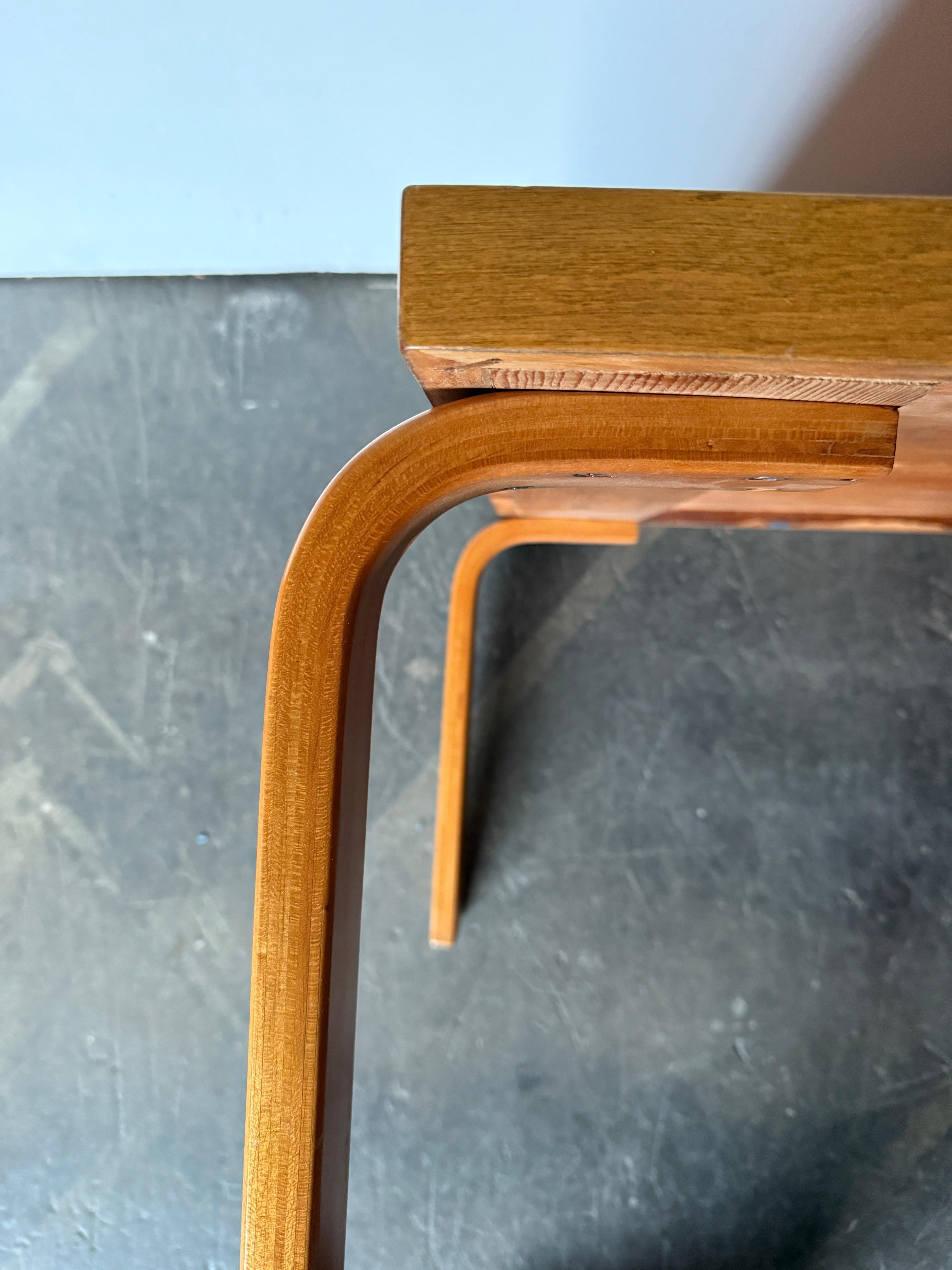 Table basse ou banc en bois de bouleau blond d'Alvar Aalto+Aalto du milieu du siècle Artek en vente 3