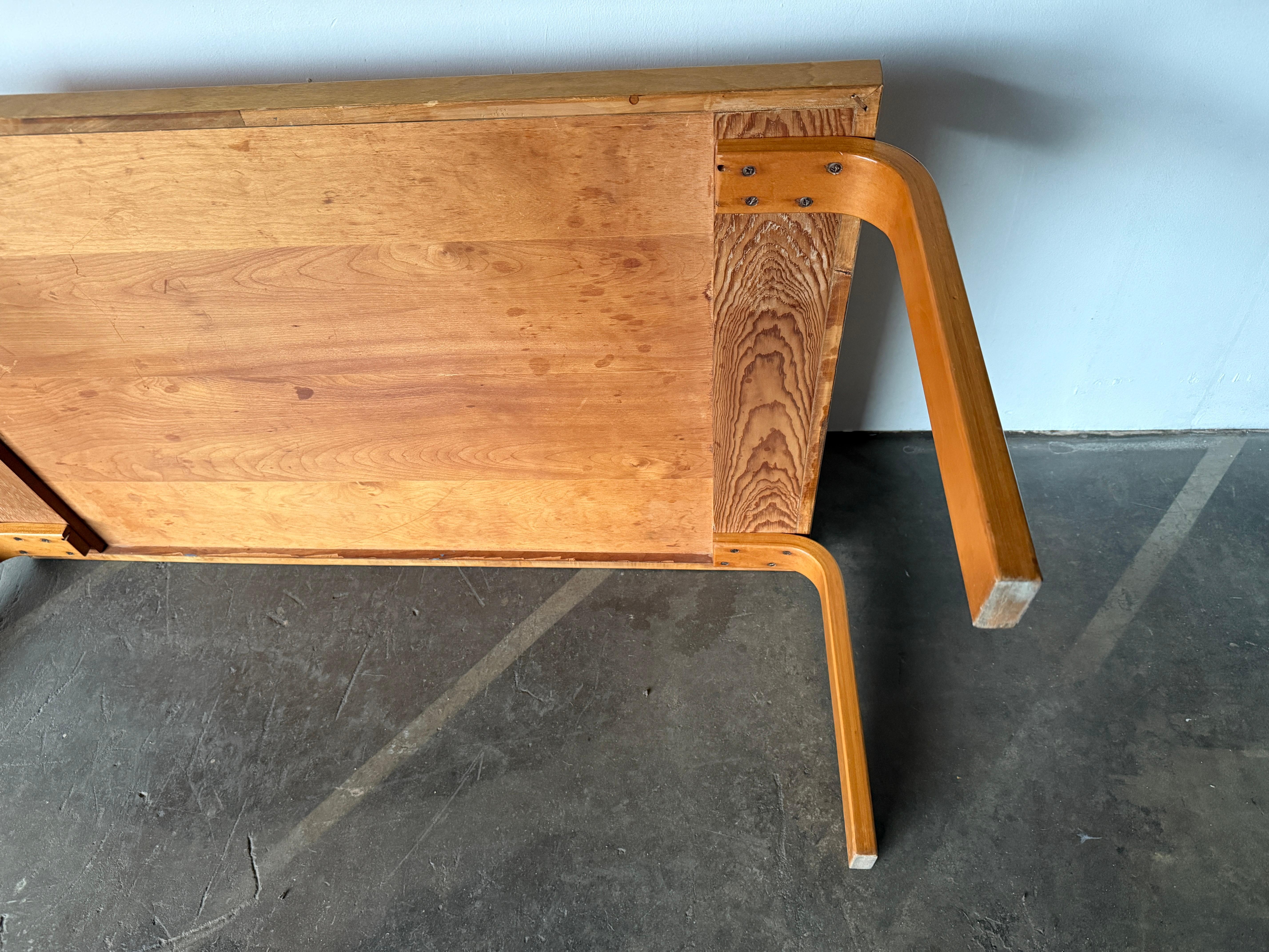 Table basse ou banc en bois de bouleau blond d'Alvar Aalto+Aalto du milieu du siècle Artek en vente 4