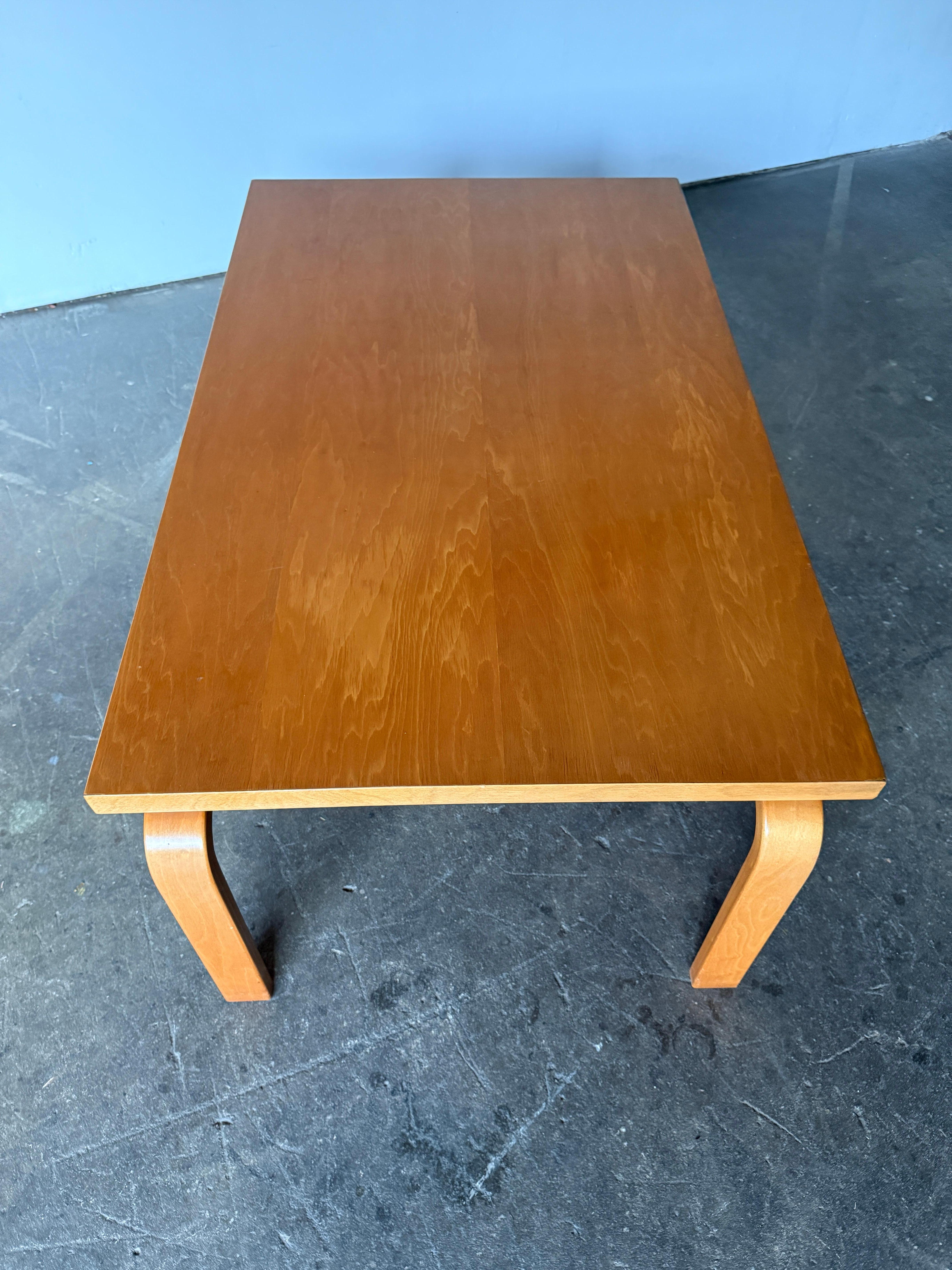 Table basse ou banc en bois de bouleau blond d'Alvar Aalto+Aalto du milieu du siècle Artek en vente 5