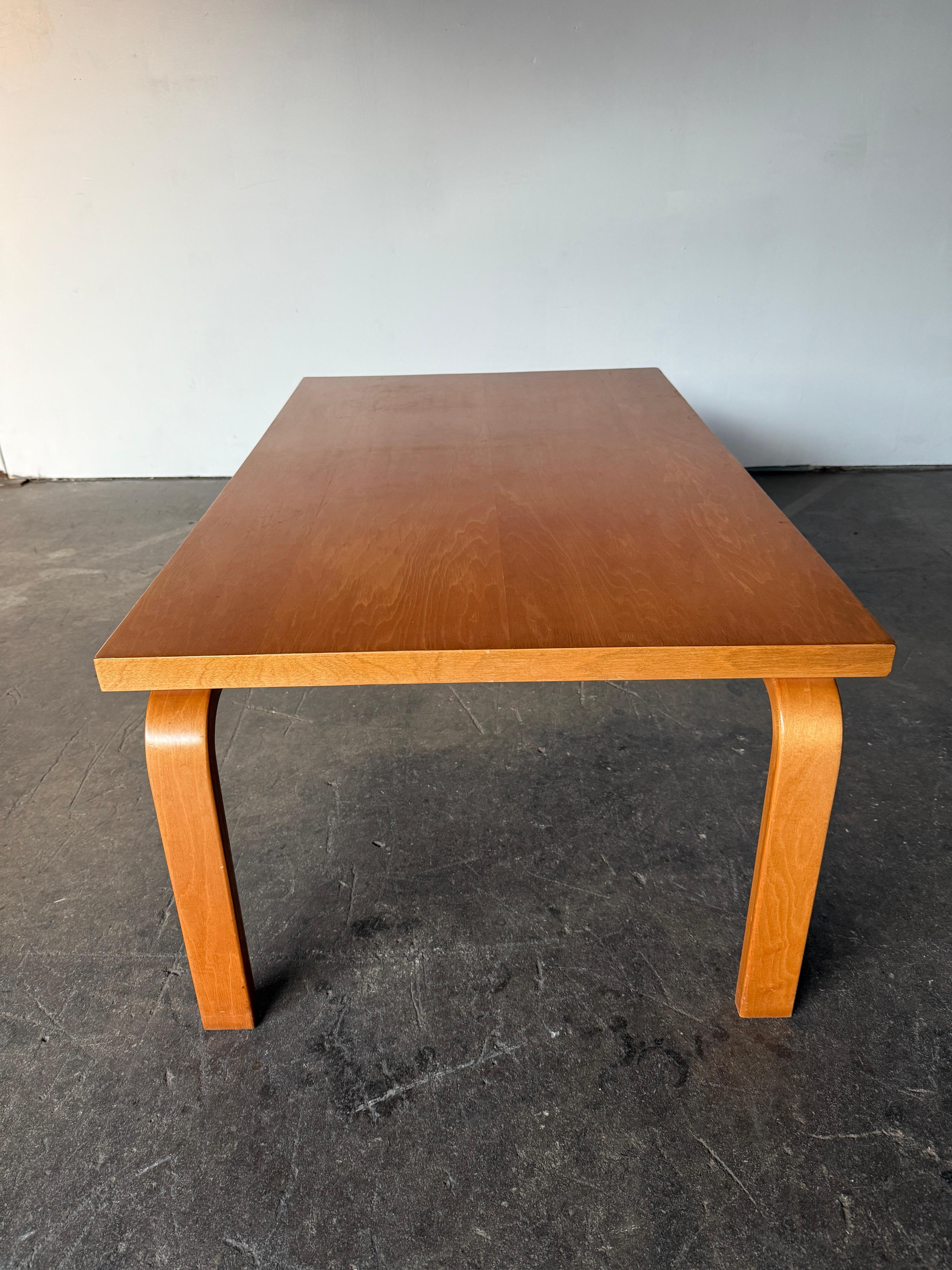 Table basse ou banc en bois de bouleau blond d'Alvar Aalto+Aalto du milieu du siècle Artek en vente 6