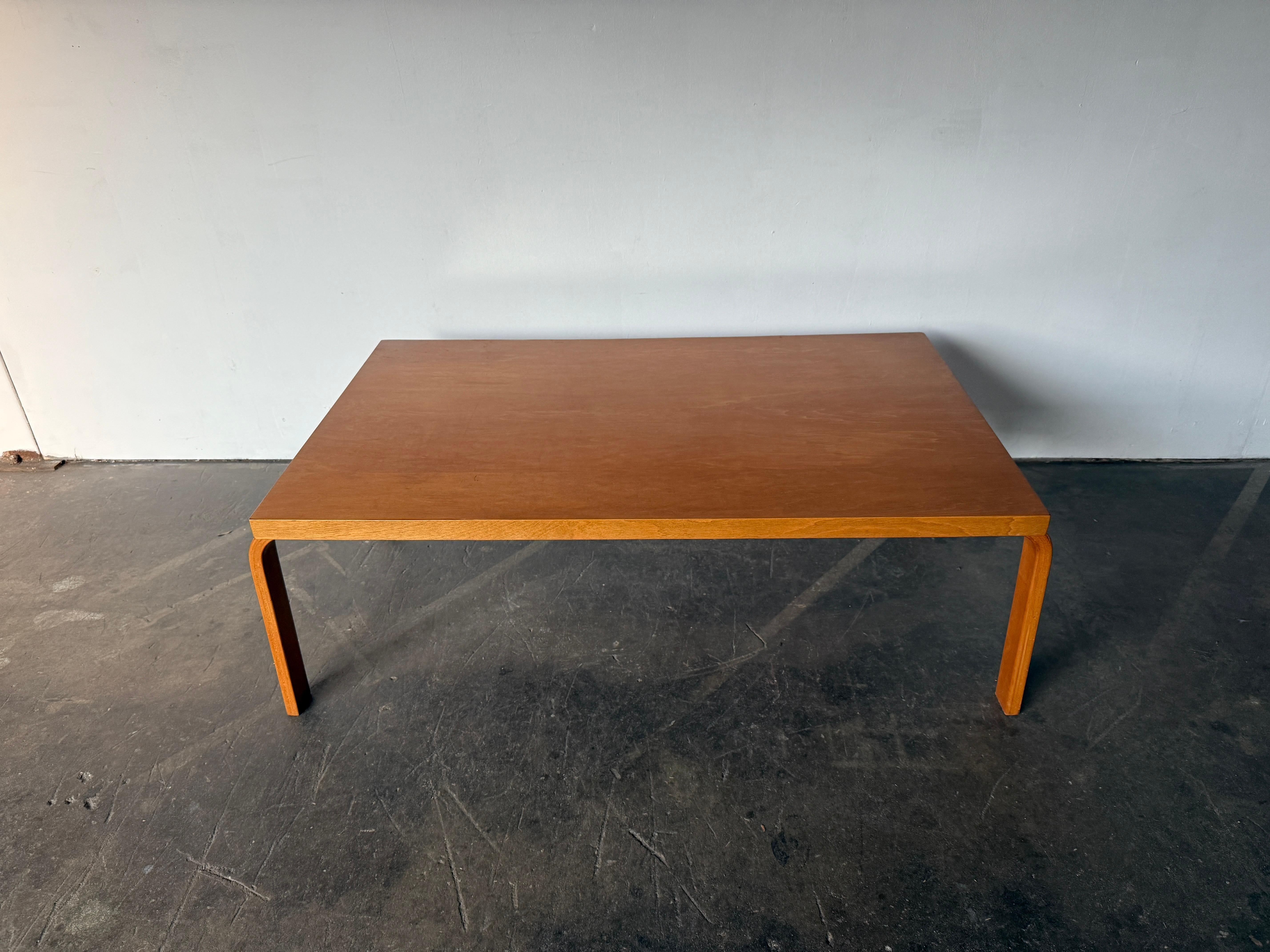Table basse ou de cocktail Midcentury ou Bench de l'architecte et designer finlandais Alvar Allto. Artek. La table repose sur 4 pieds en bois courbé de bouleau et son plateau est de forme rectangulaire, le tout dans une finition blonde. Assemblage