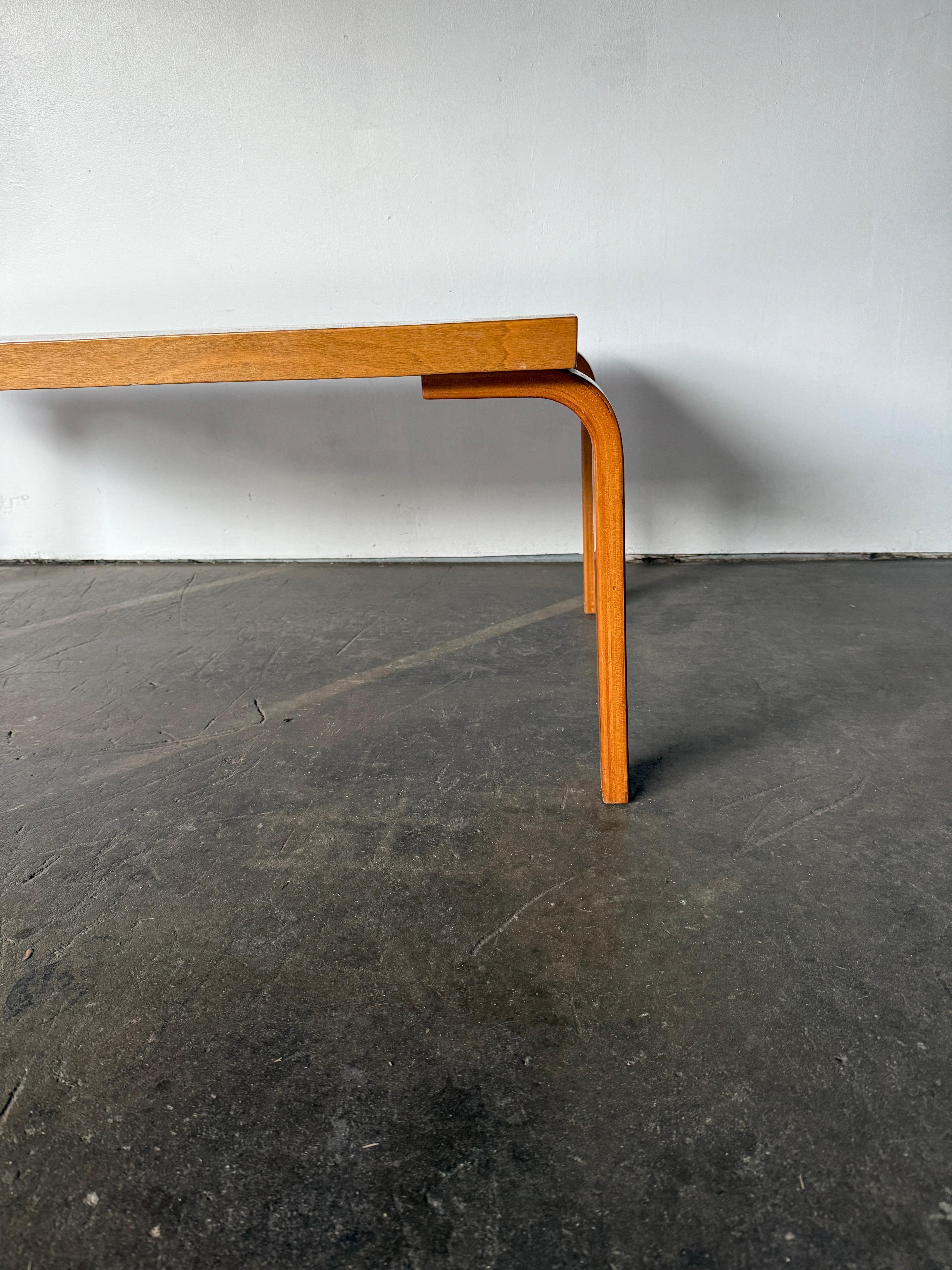 Mid-Century Modern Table basse ou banc en bois de bouleau blond d'Alvar Aalto+Aalto du milieu du siècle Artek en vente