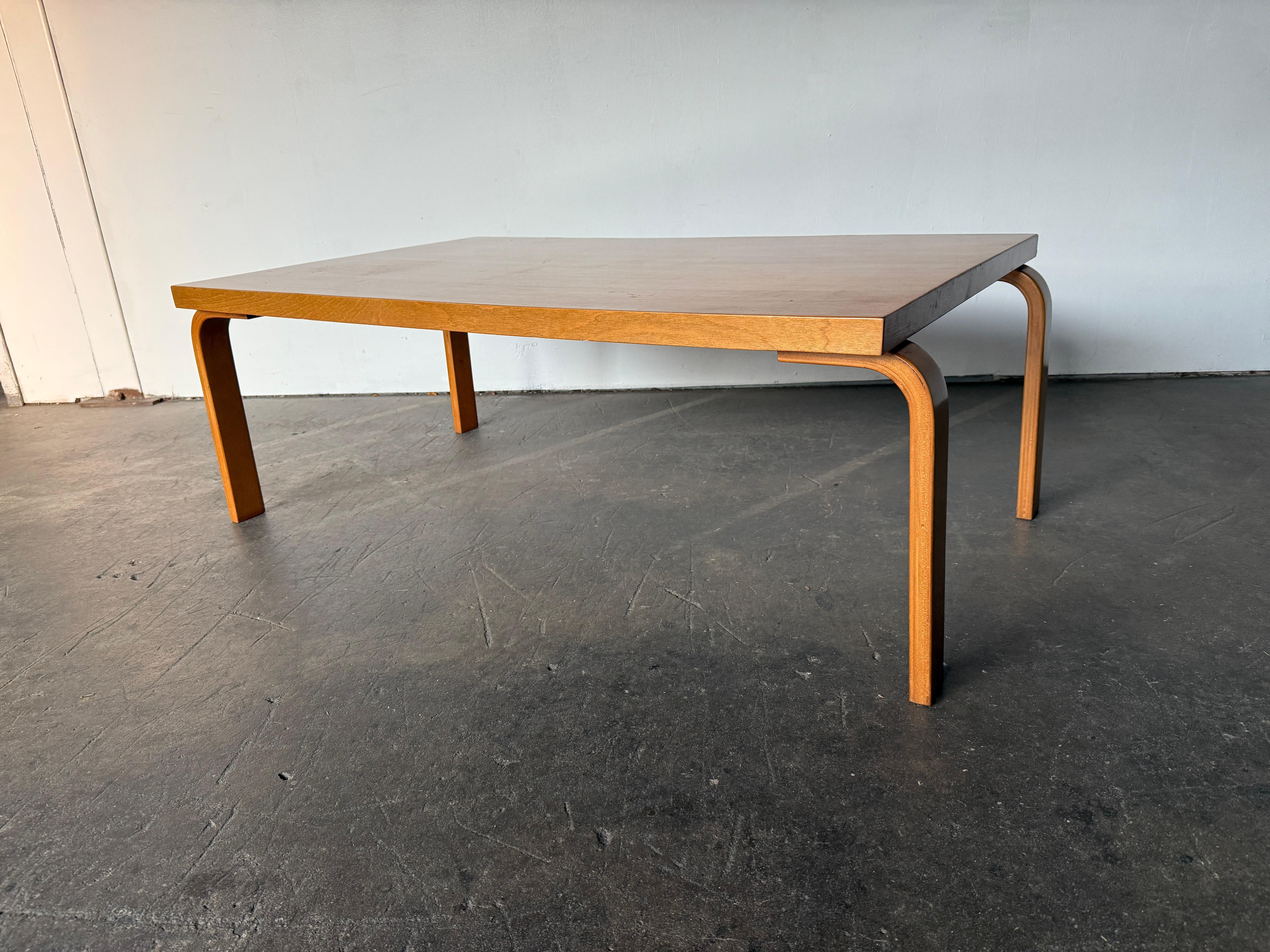 Finlandais Table basse ou banc en bois de bouleau blond d'Alvar Aalto+Aalto du milieu du siècle Artek en vente