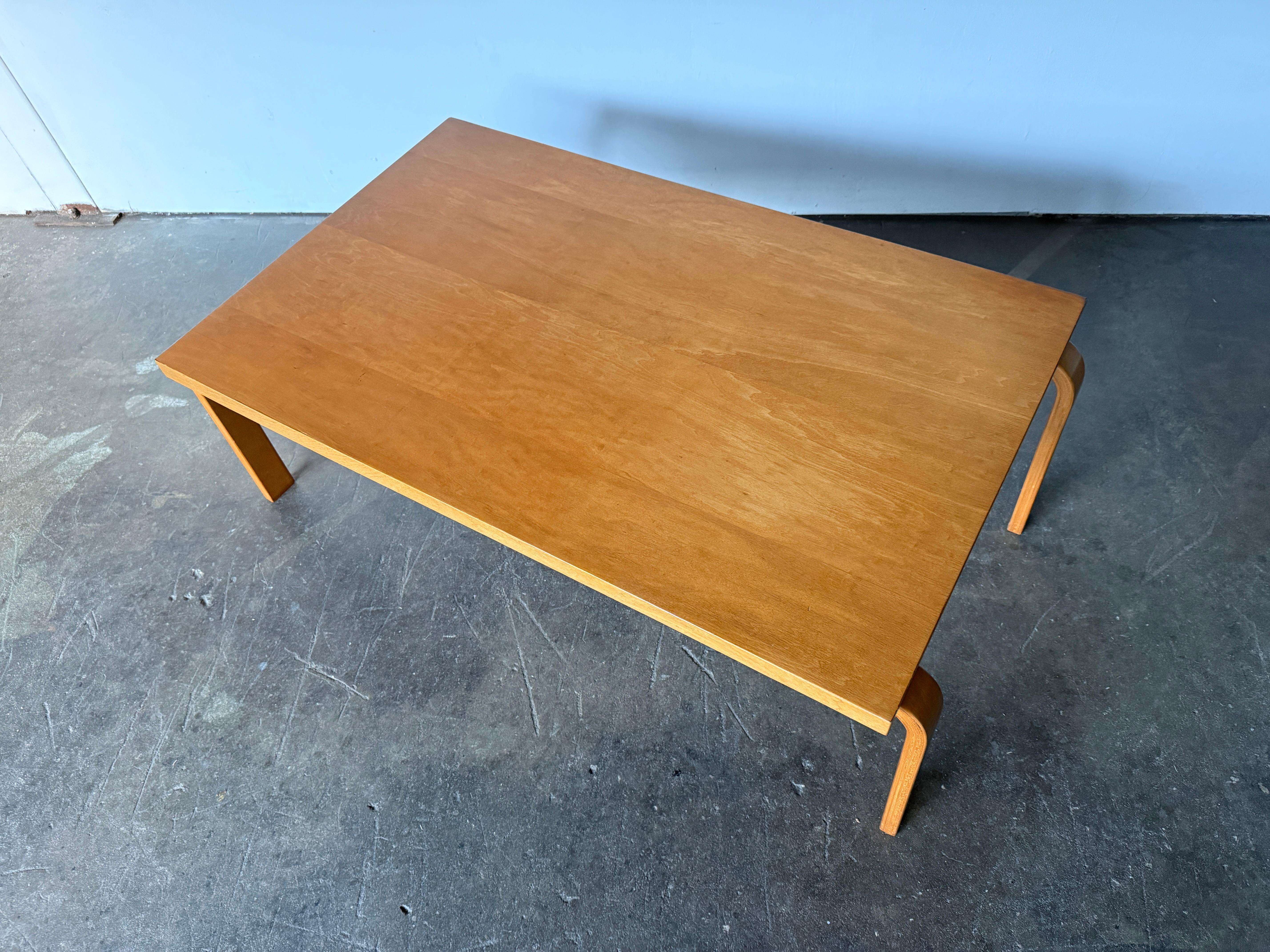 Travail du bois Table basse ou banc en bois de bouleau blond d'Alvar Aalto+Aalto du milieu du siècle Artek en vente