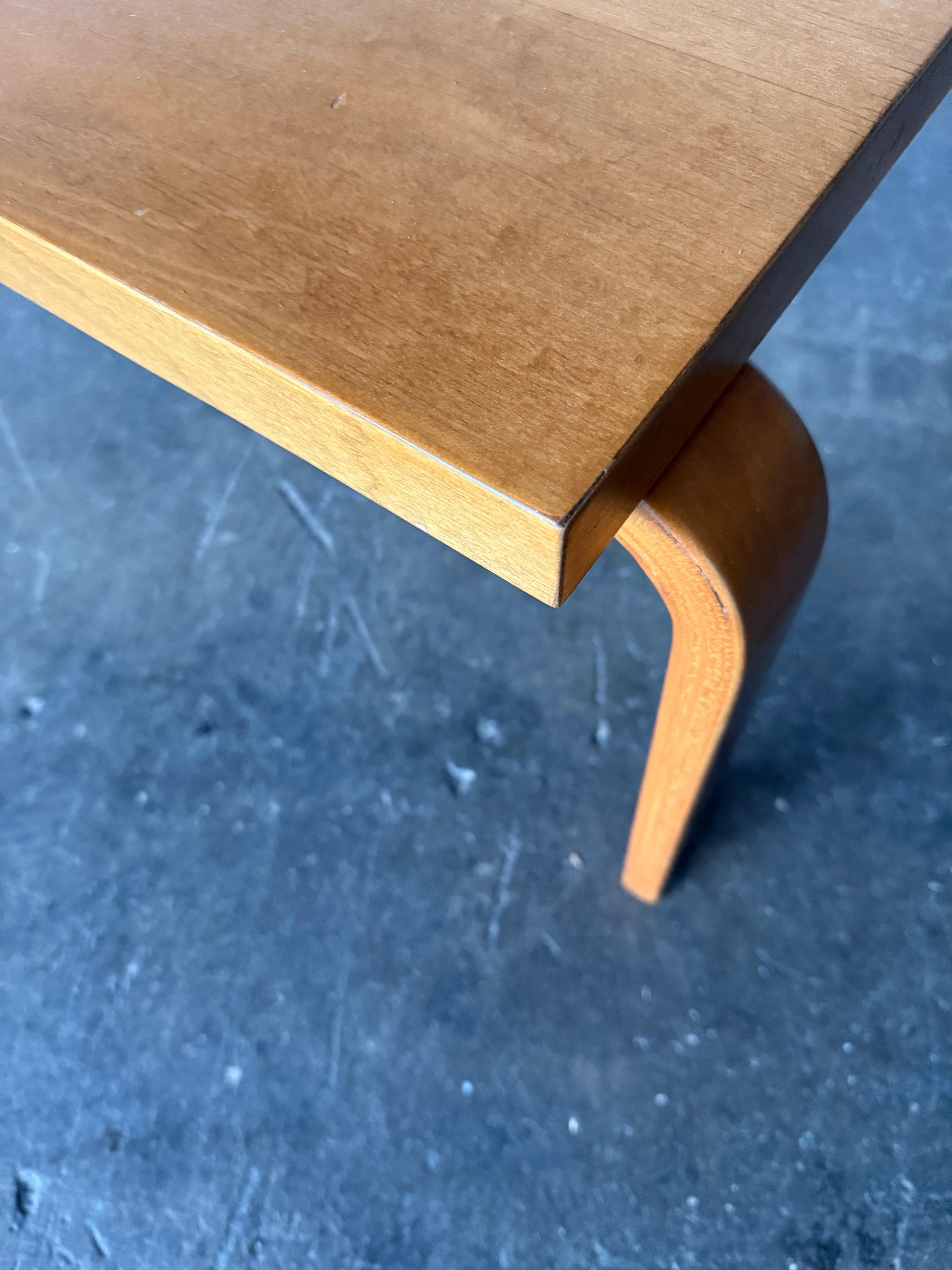 Table basse ou banc en bois de bouleau blond d'Alvar Aalto+Aalto du milieu du siècle Artek Bon état - En vente à Brooklyn, NY