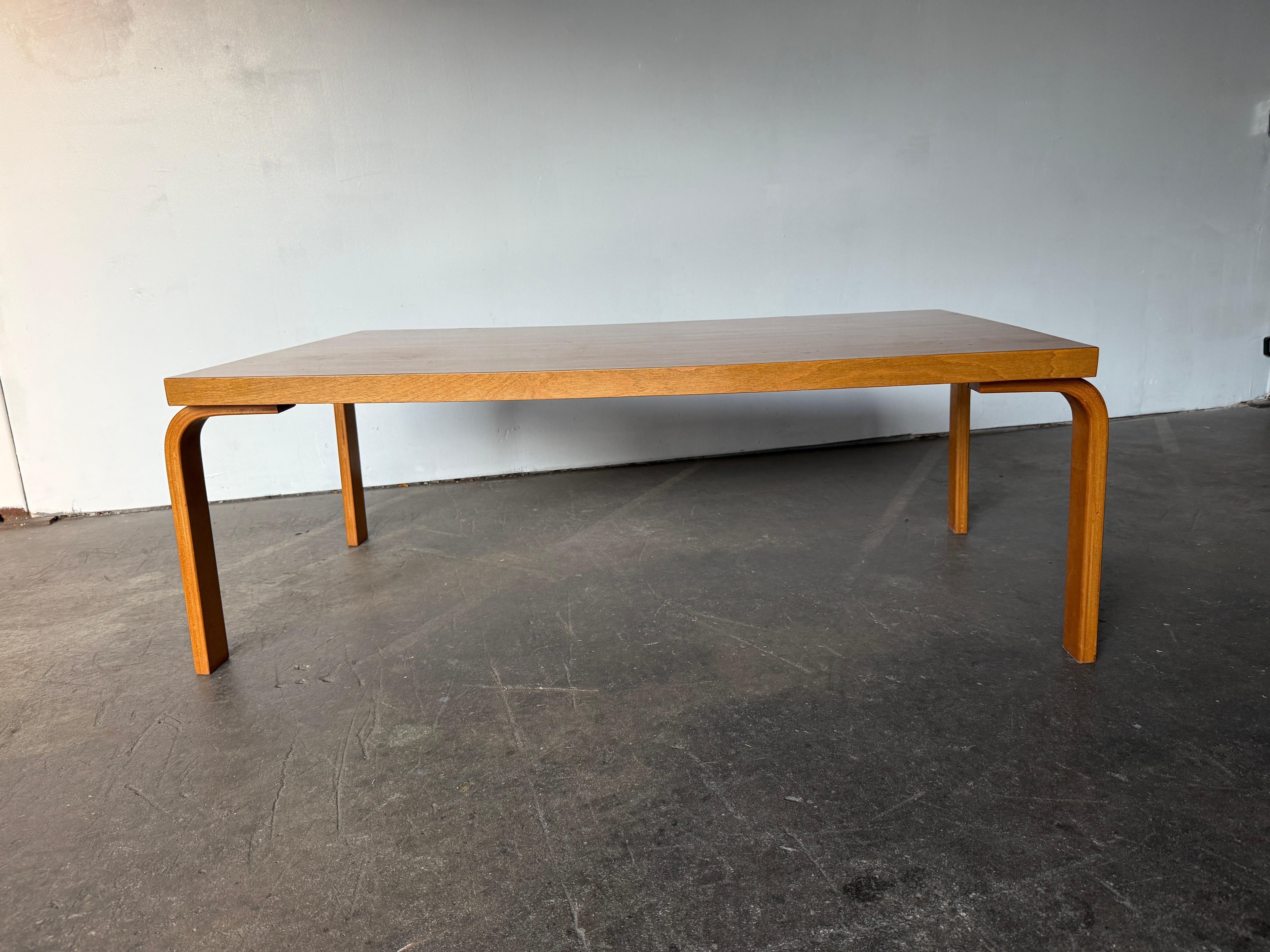 20ième siècle Table basse ou banc en bois de bouleau blond d'Alvar Aalto+Aalto du milieu du siècle Artek en vente