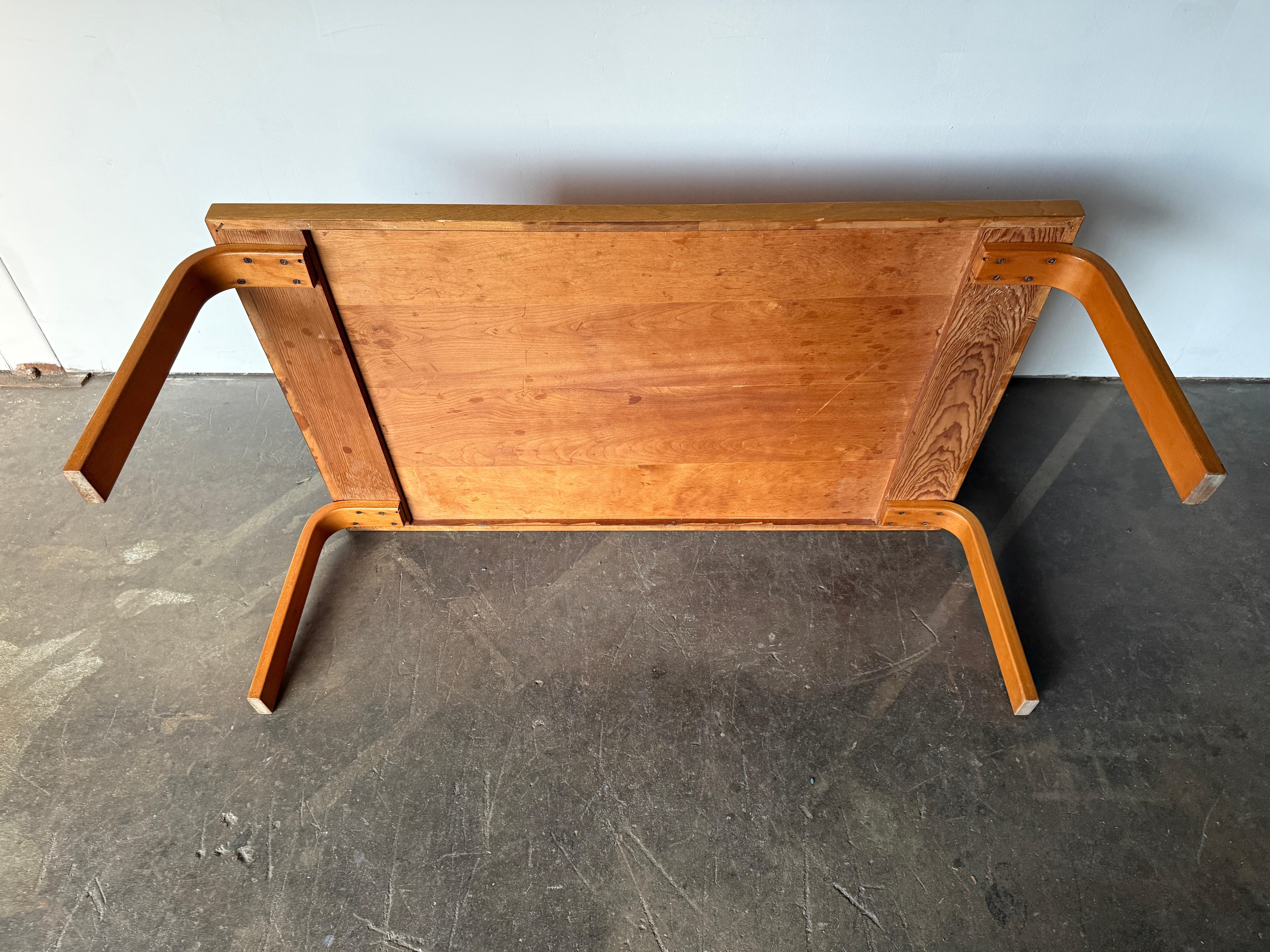 Bois Table basse ou banc en bois de bouleau blond d'Alvar Aalto+Aalto du milieu du siècle Artek en vente