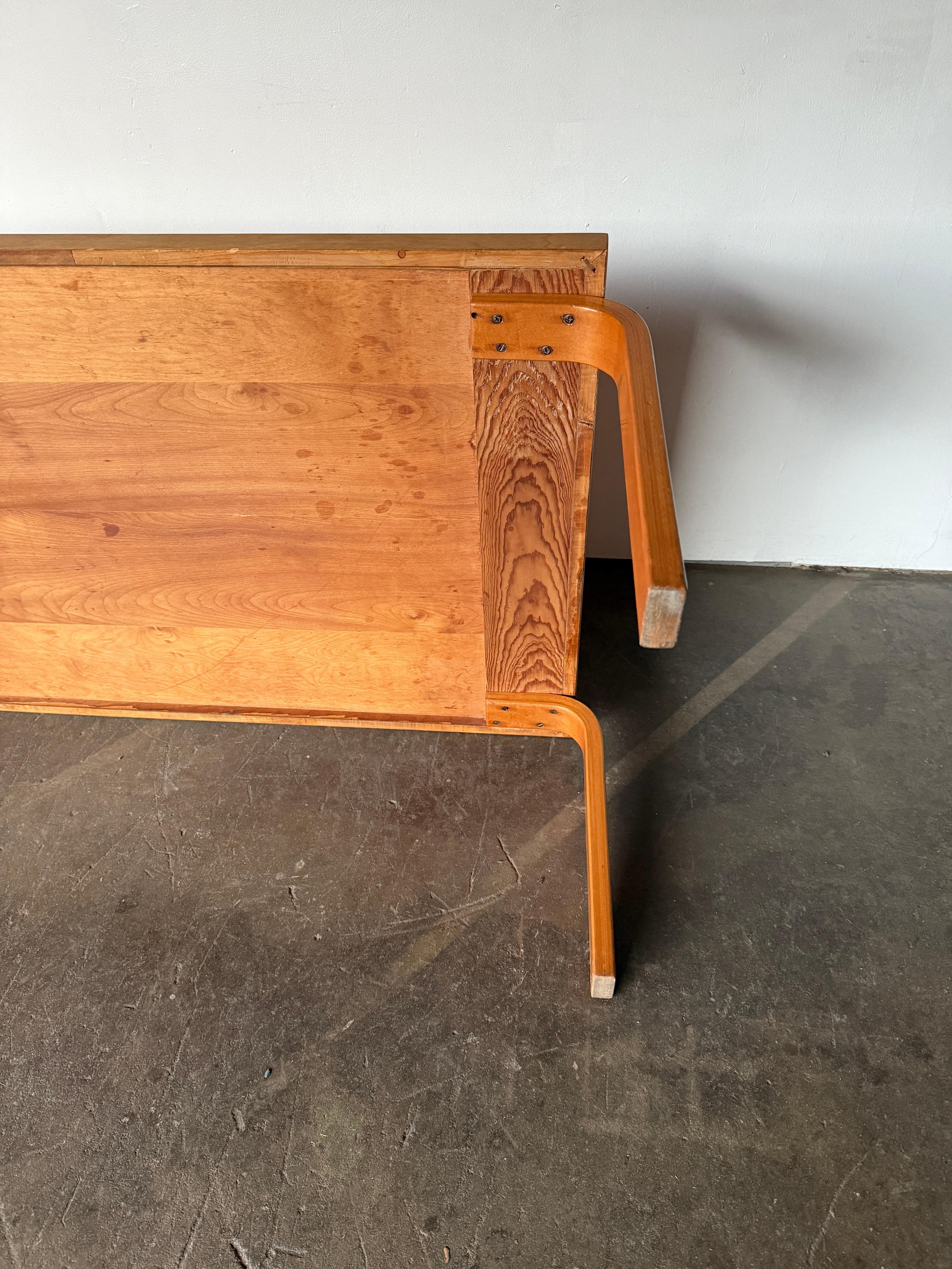 Table basse ou banc en bois de bouleau blond d'Alvar Aalto+Aalto du milieu du siècle Artek en vente 1
