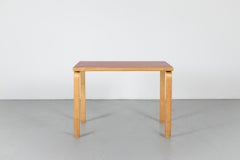 Table du milieu du siècle Alvar Aalto+Aalto Model 81C, plateau en stratifié rouge, pieds en bouleau courbé