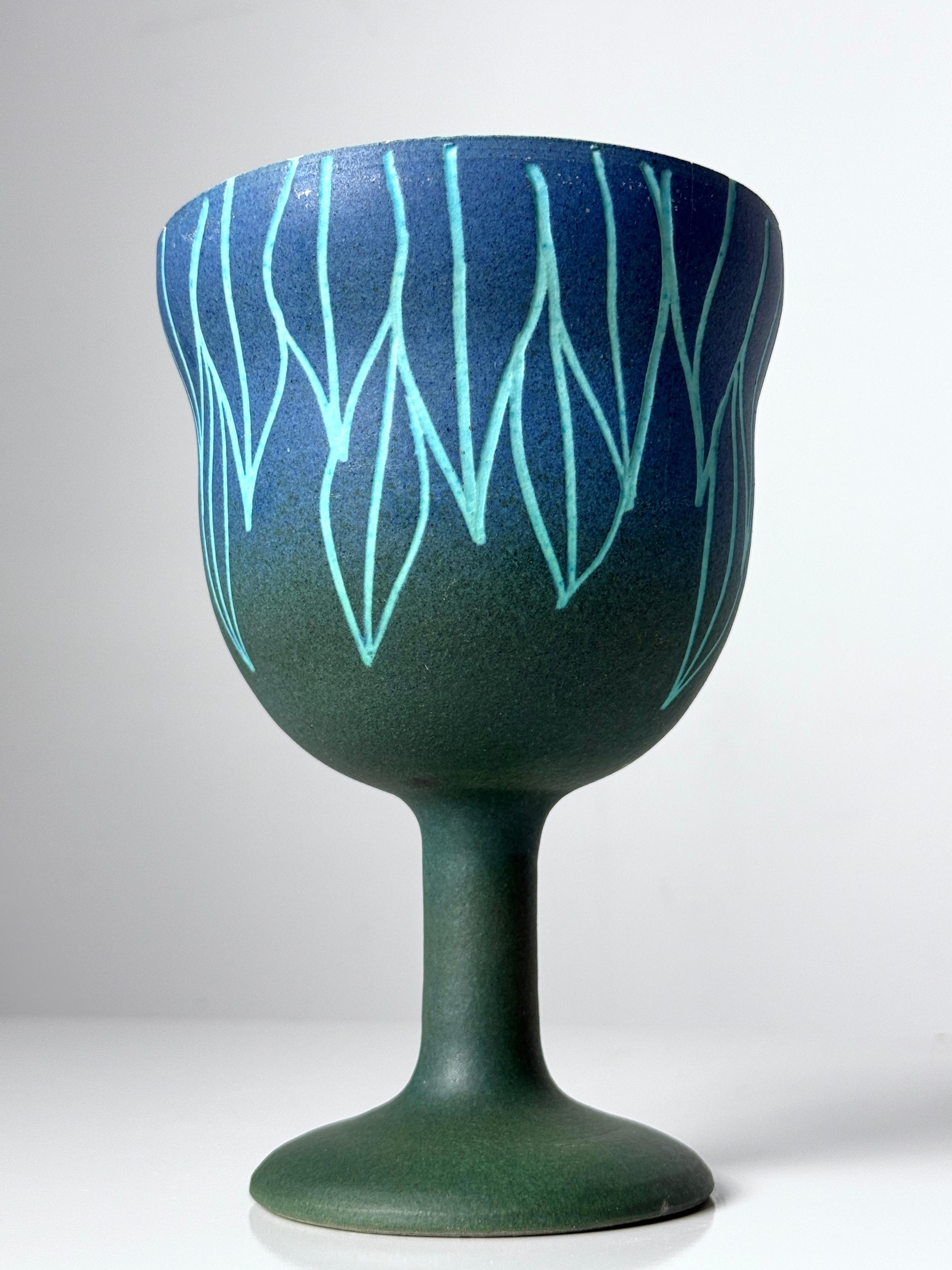 Vaso cáliz con pie de cerámica incisa de mediados de siglo Alvino Bagni para Raymor Italia Italiano en venta
