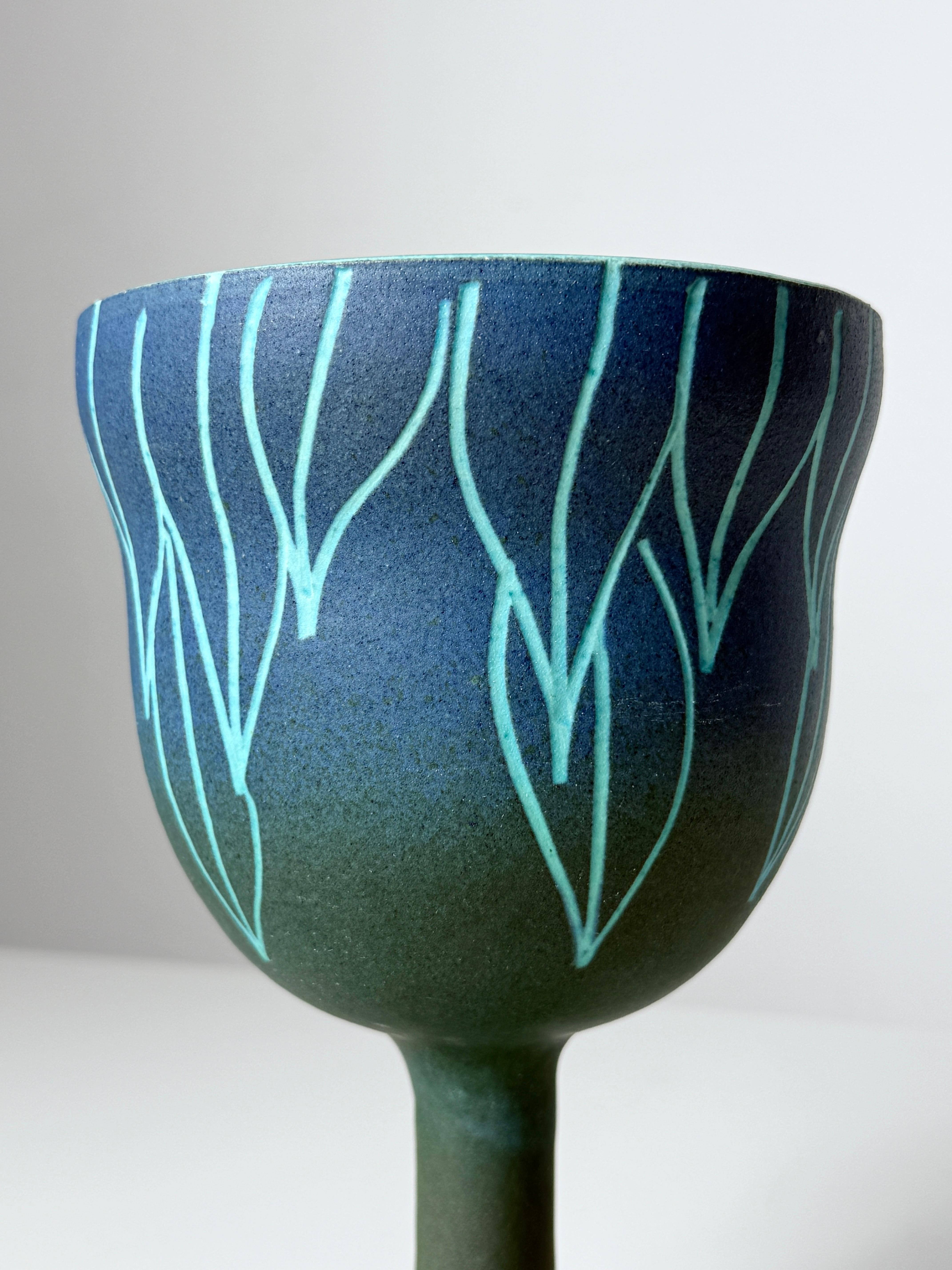Vaso cáliz con pie de cerámica incisa de mediados de siglo Alvino Bagni para Raymor Italia Glaseado en venta