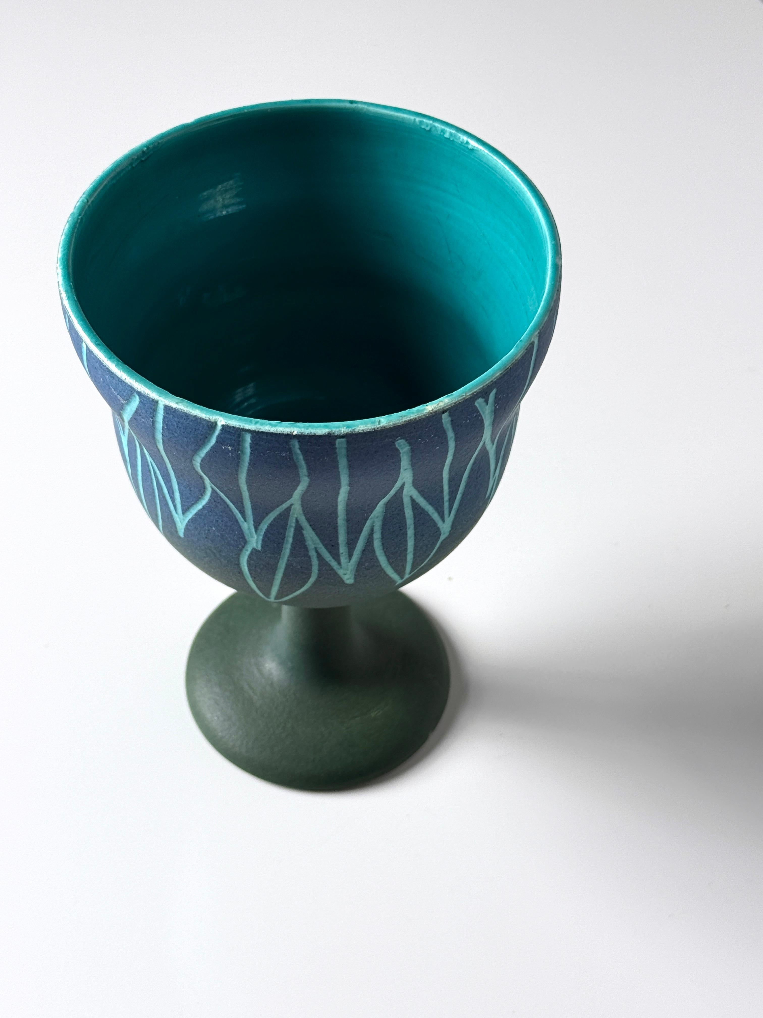 Vaso cáliz con pie de cerámica incisa de mediados de siglo Alvino Bagni para Raymor Italia en Bueno estado para la venta en Troy, MI