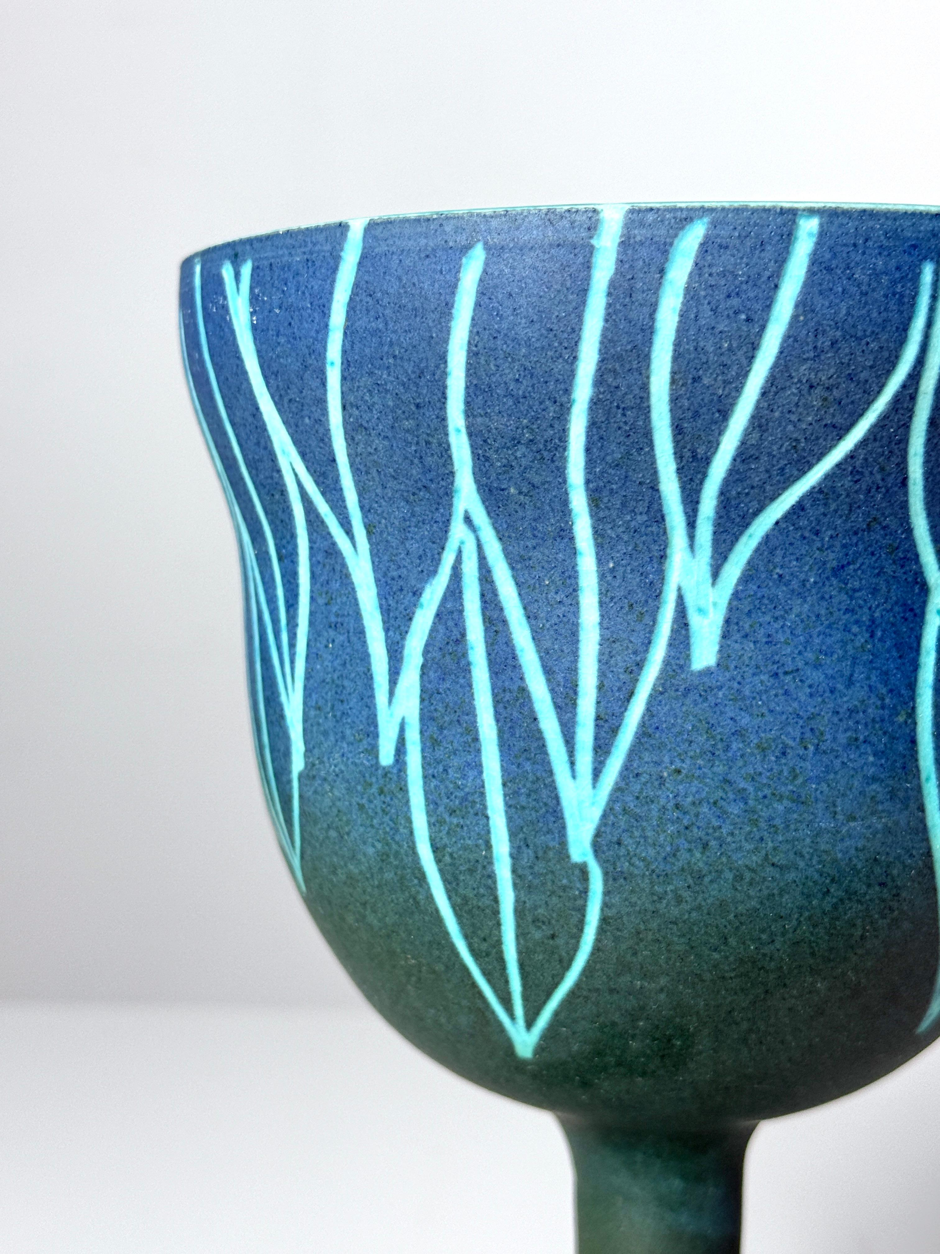 Vaso cáliz con pie de cerámica incisa de mediados de siglo Alvino Bagni para Raymor Italia mediados del siglo XX en venta