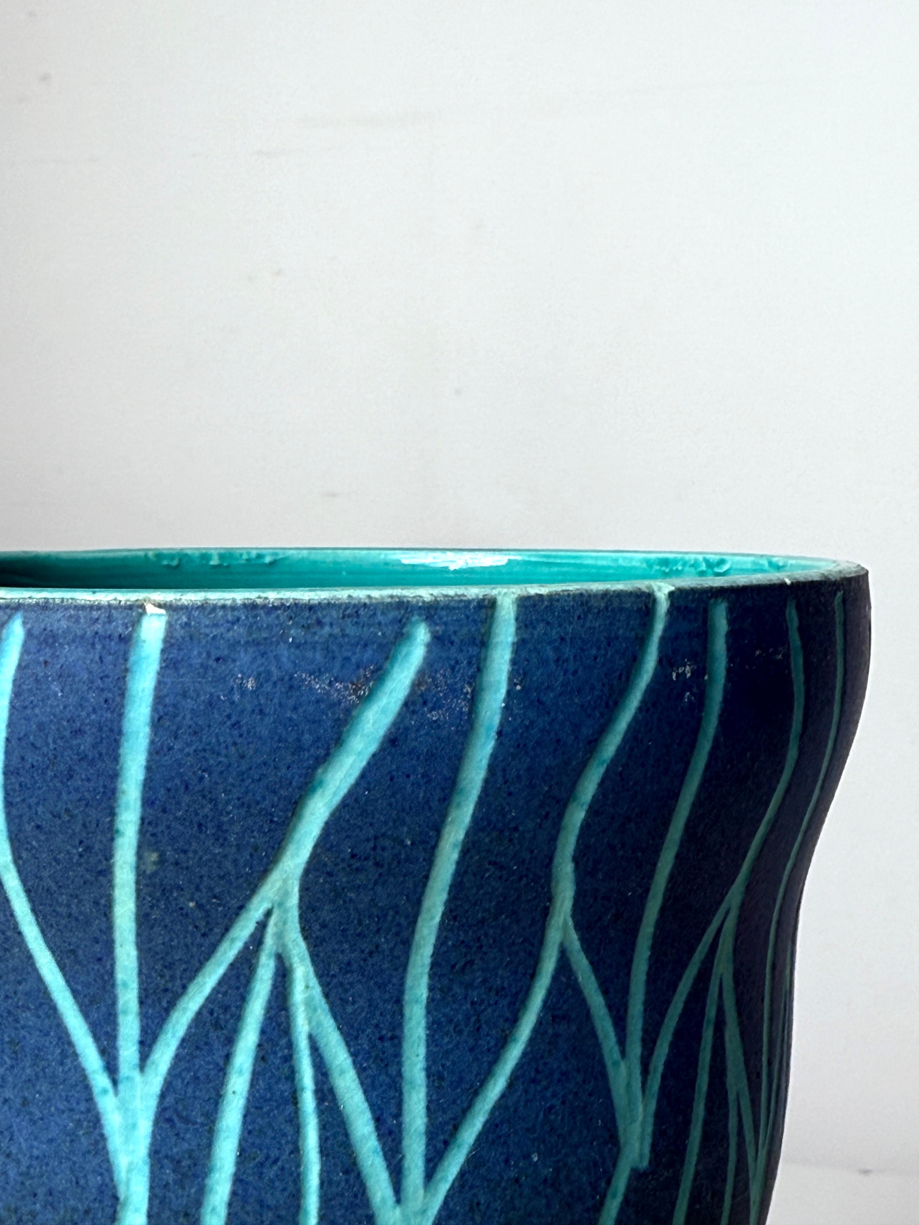 Vaso cáliz con pie de cerámica incisa de mediados de siglo Alvino Bagni para Raymor Italia en venta 1