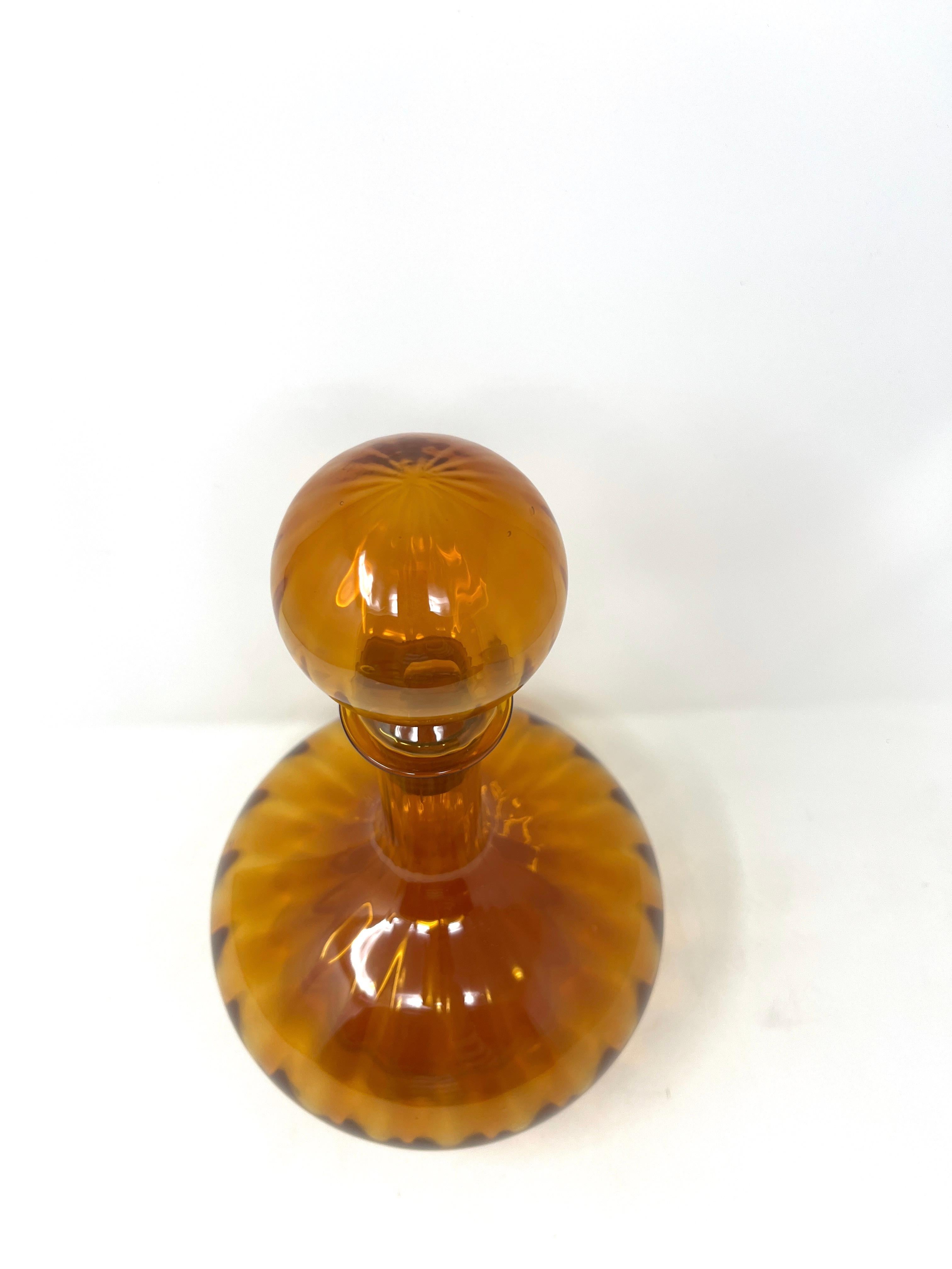 Decantador de Botella Genio Ámbar de Mitad de Siglo, Estilo Vidrio Artístico Italiano Moderno de mediados de siglo en venta