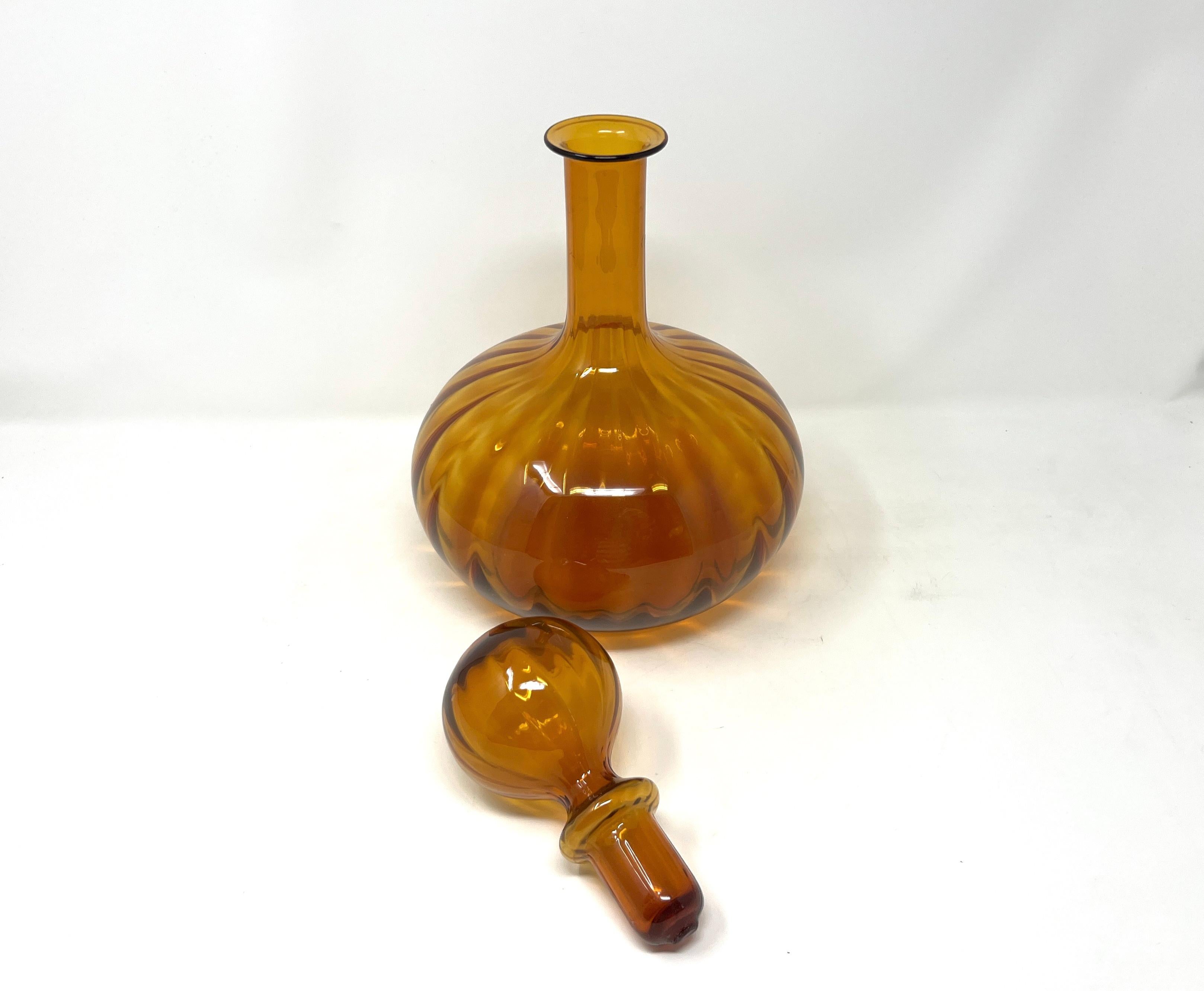 Decantador de Botella Genio Ámbar de Mitad de Siglo, Estilo Vidrio Artístico Italiano Desconocido en venta