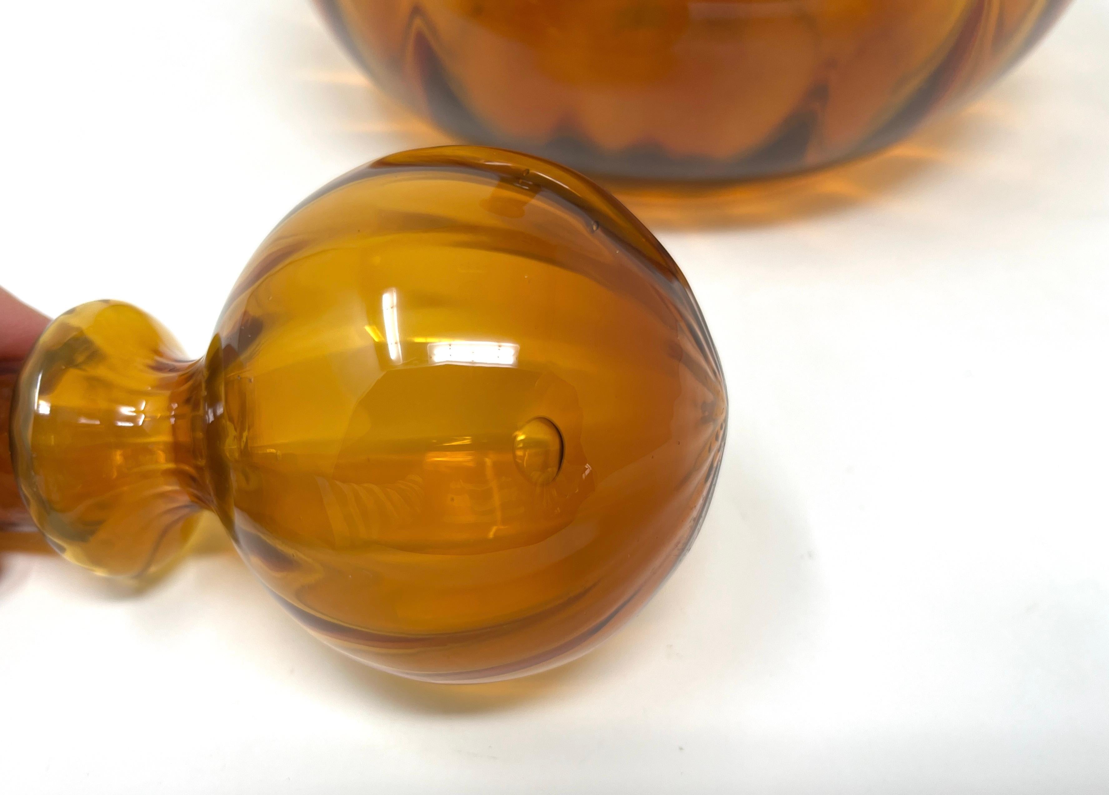 Decantador de Botella Genio Ámbar de Mitad de Siglo, Estilo Vidrio Artístico Italiano Hecho a mano en venta