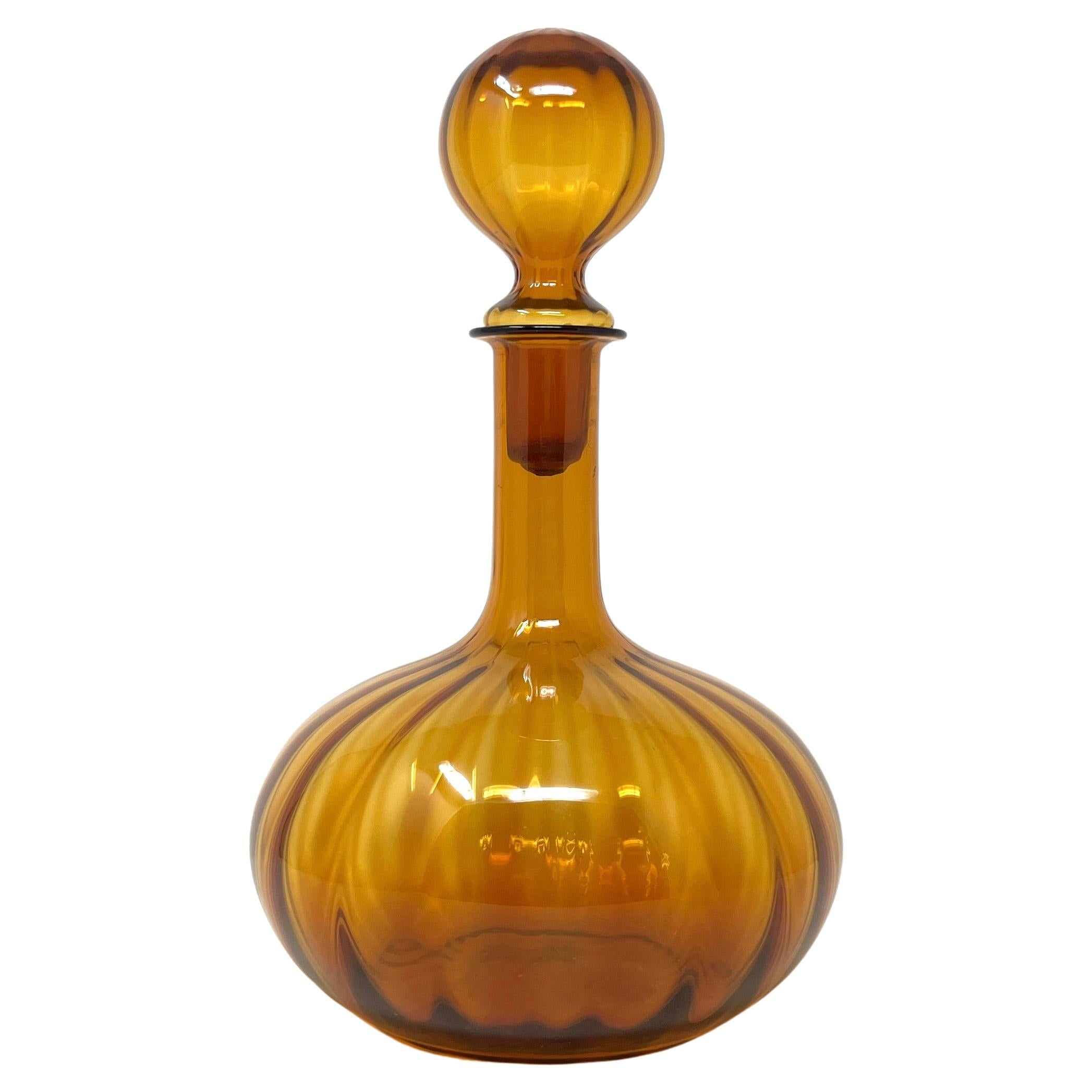 Decantador de Botella Genio Ámbar de Mitad de Siglo, Estilo Vidrio Artístico Italiano en venta