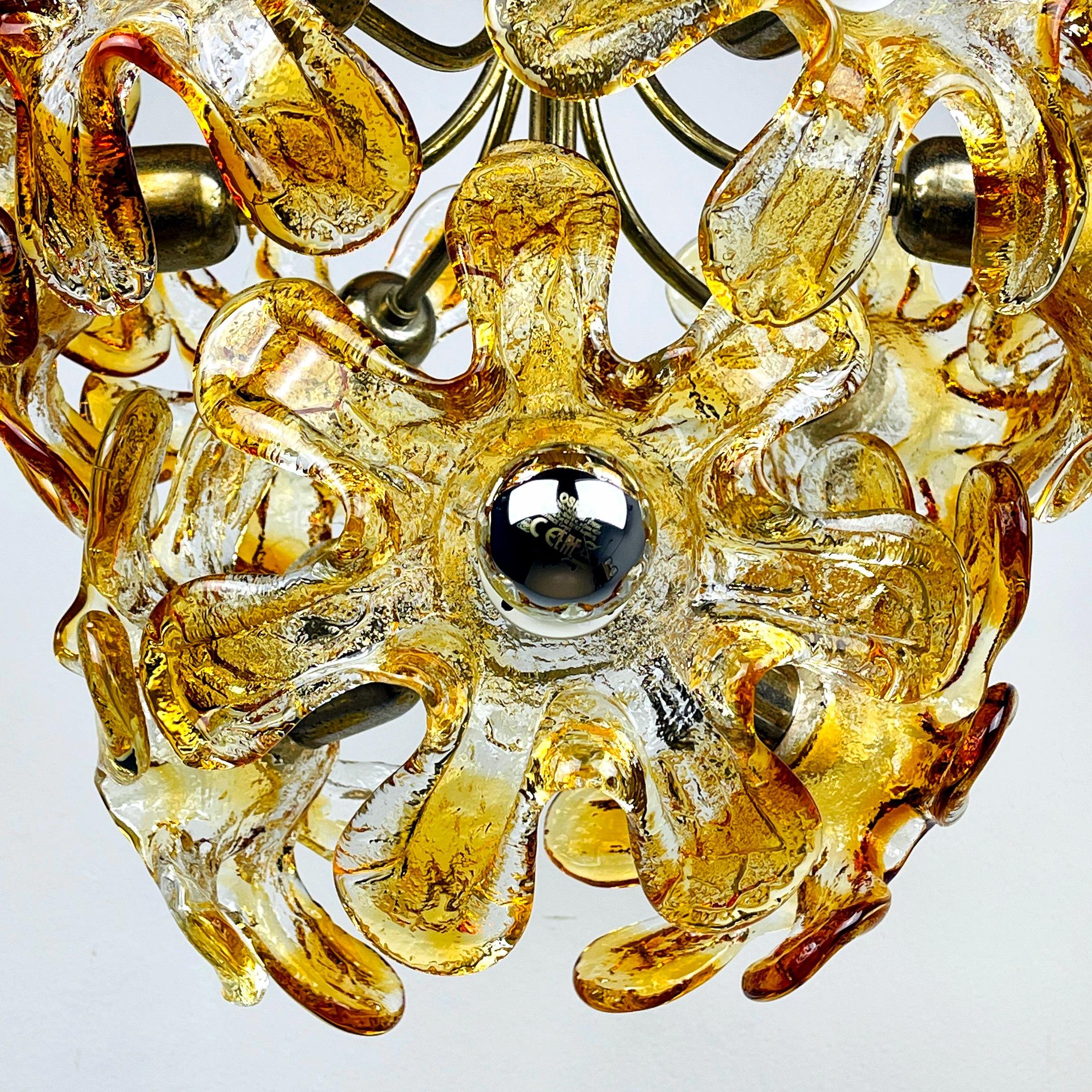 Lampadario in ambra di Murano di metà secolo Fiore di Mazzega Murano, Italia, anni '70 In condizioni buone in vendita a Miklavž Pri Taboru, SI