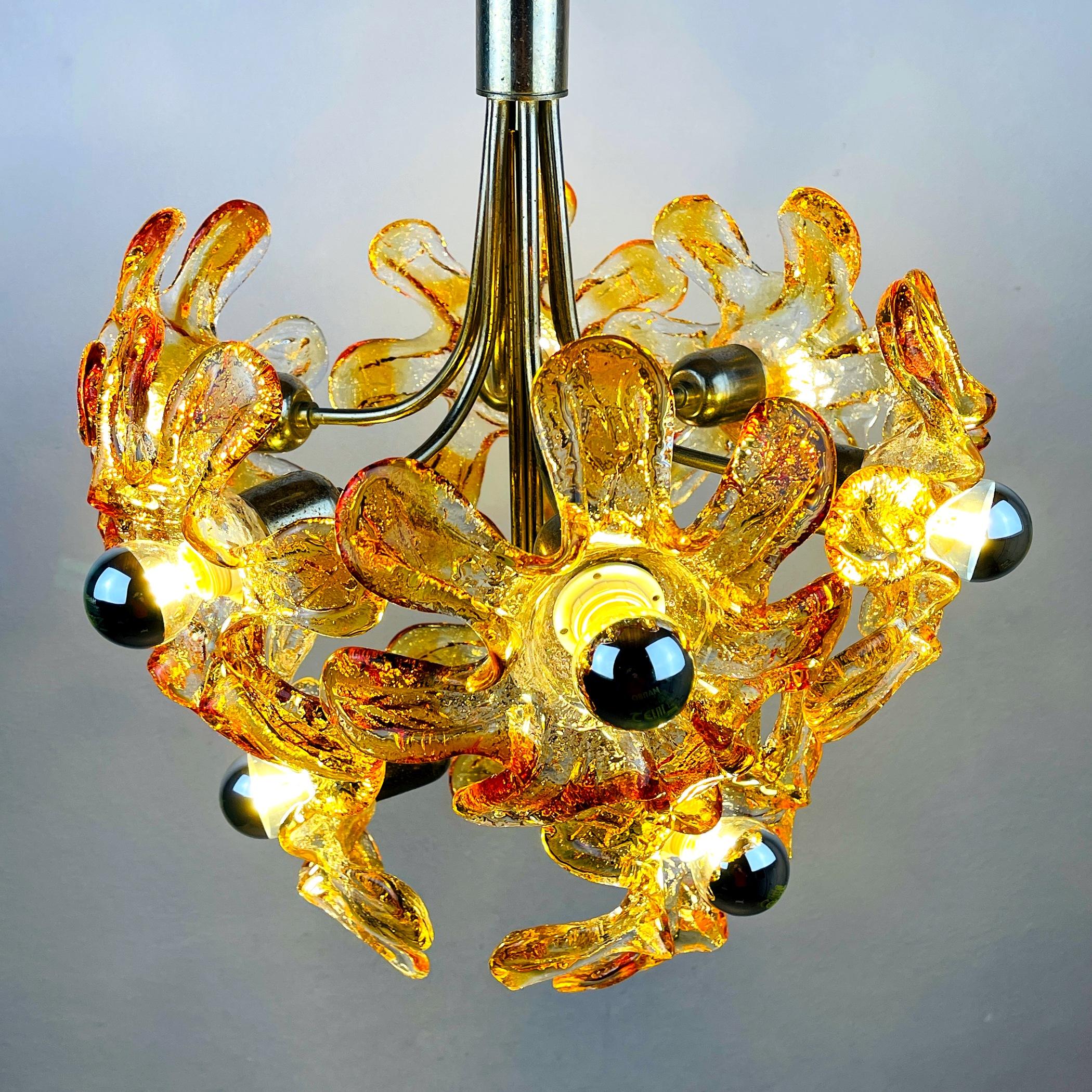 Vetro di Murano Lampadario in ambra di Murano di metà secolo Fiore di Mazzega Murano, Italia, anni '70 in vendita