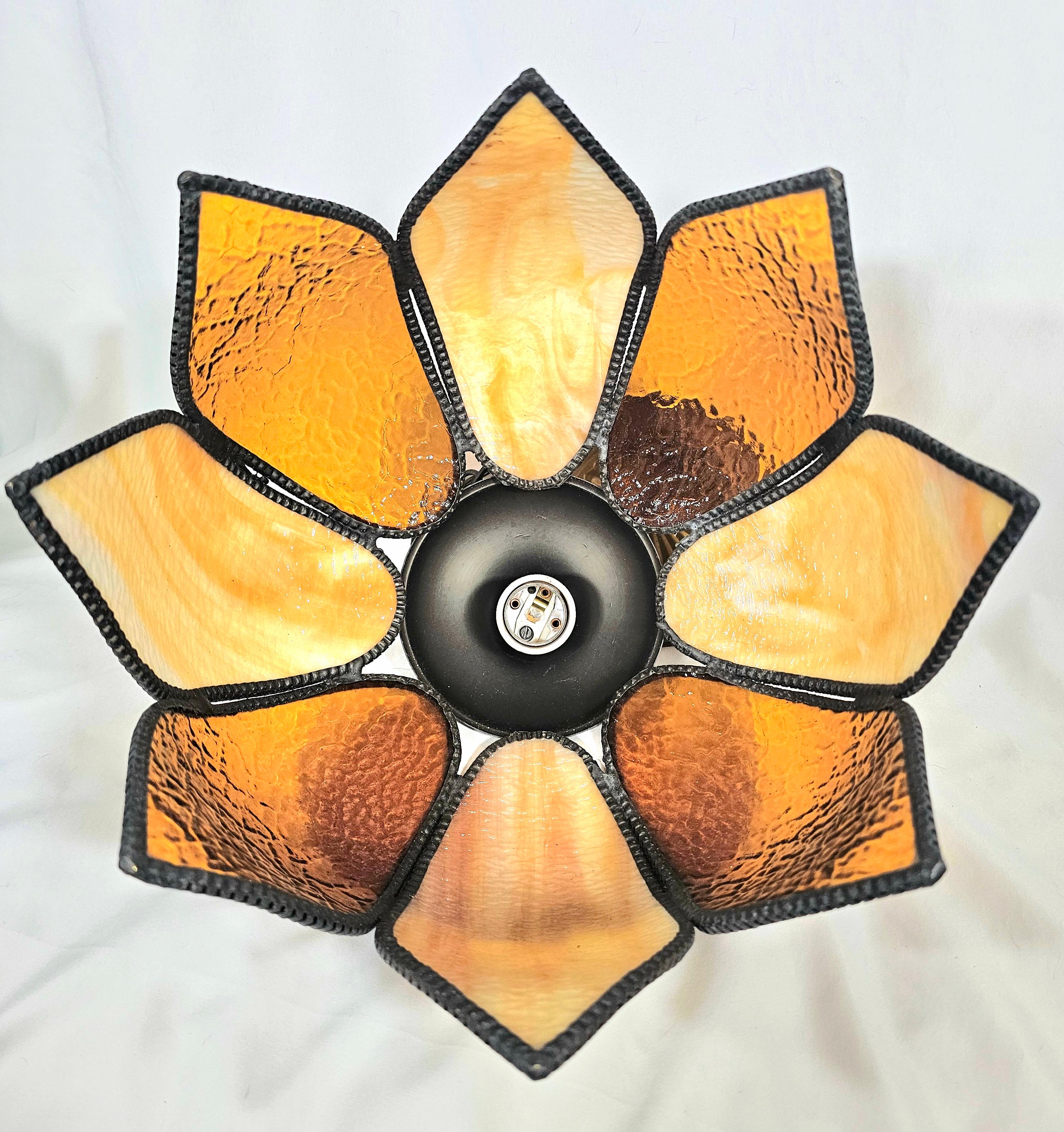 Lampe pendante tulipe en verre ambre bicolore du milieu du siècle dernier en vente 4