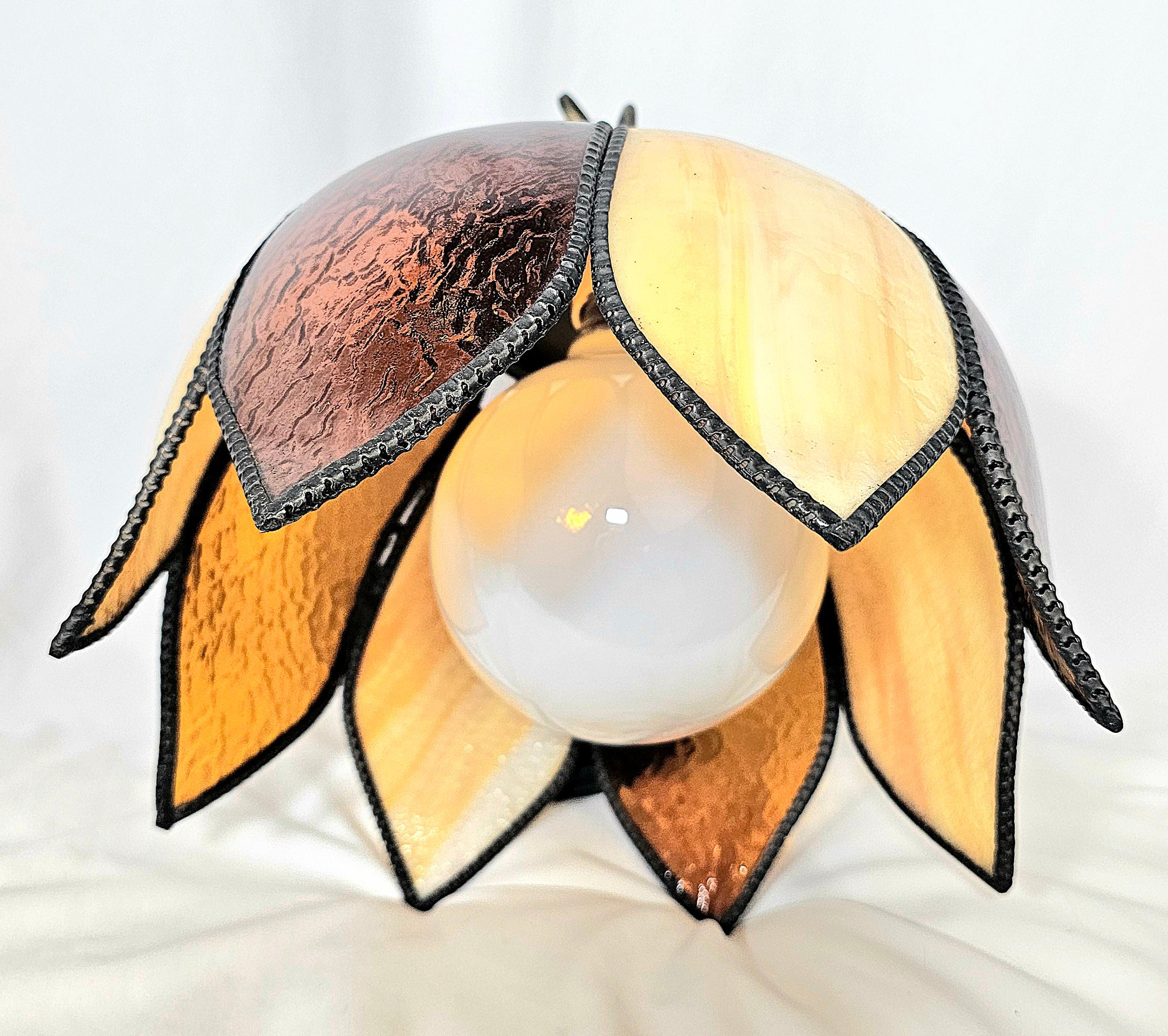 Lampe pendante tulipe en verre ambre bicolore du milieu du siècle dernier en vente 1