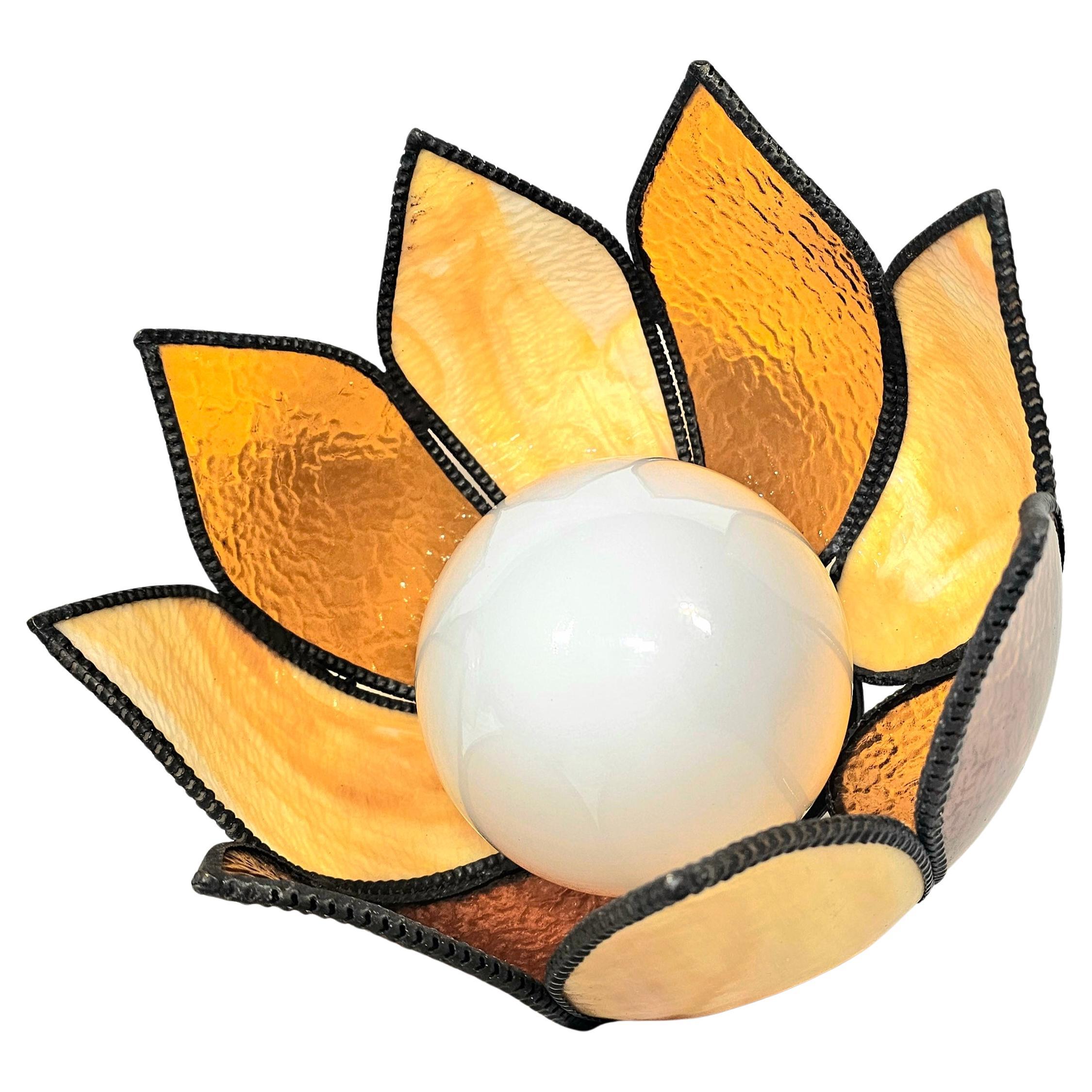 Lampe pendante tulipe en verre ambre bicolore du milieu du siècle dernier en vente