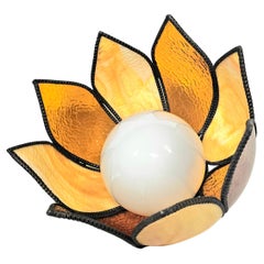 Lampe pendante tulipe en verre ambre bicolore du milieu du siècle dernier