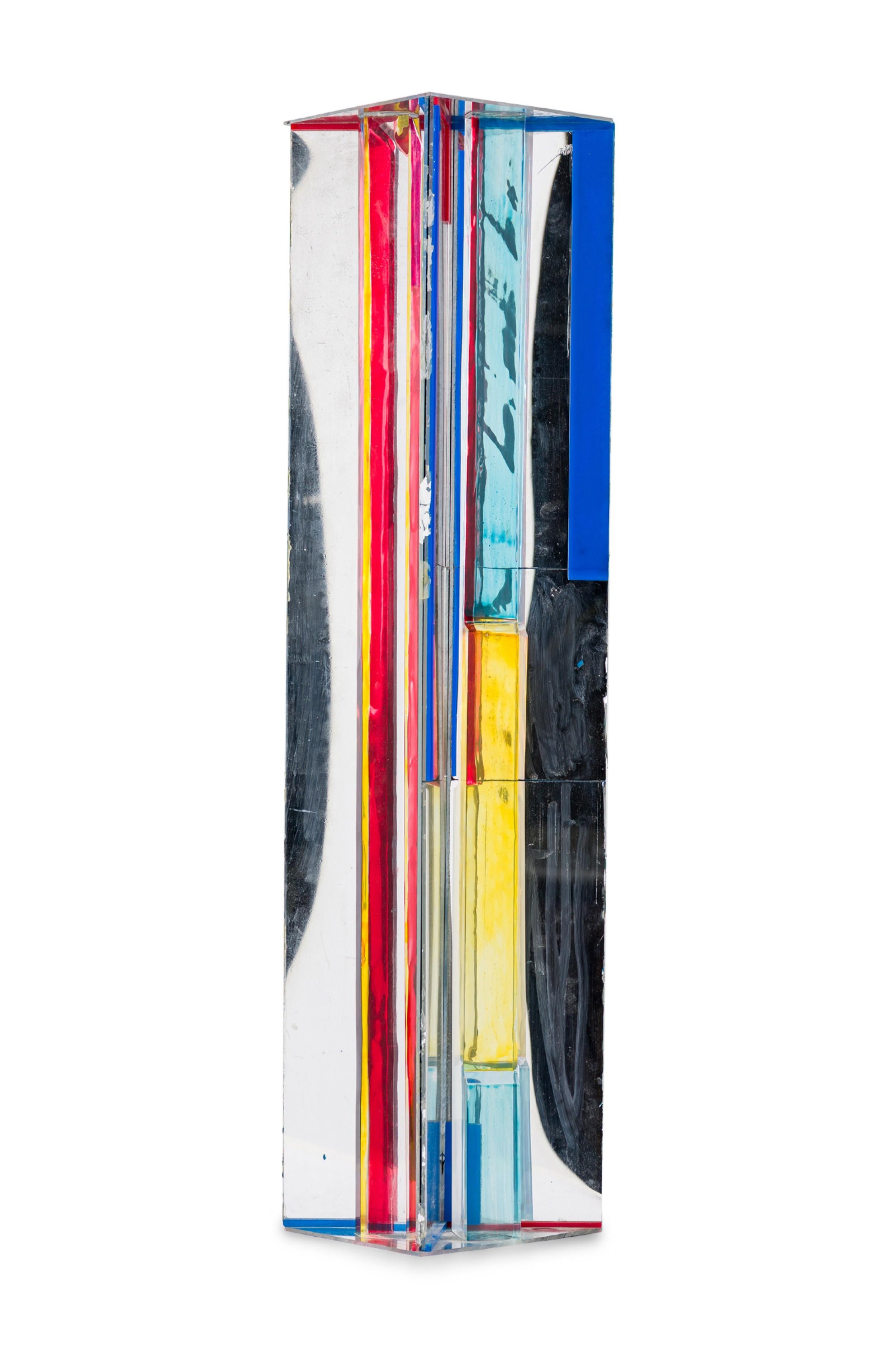 Scultura americana di metà secolo in acrilico di forma rettangolare con esterno invertito e interno a specchio con 3 barre a forma di blocco con ritagli curvi e cilindrici dipinti che si riflettono negli specchi per un effetto prismatico.

Usura,