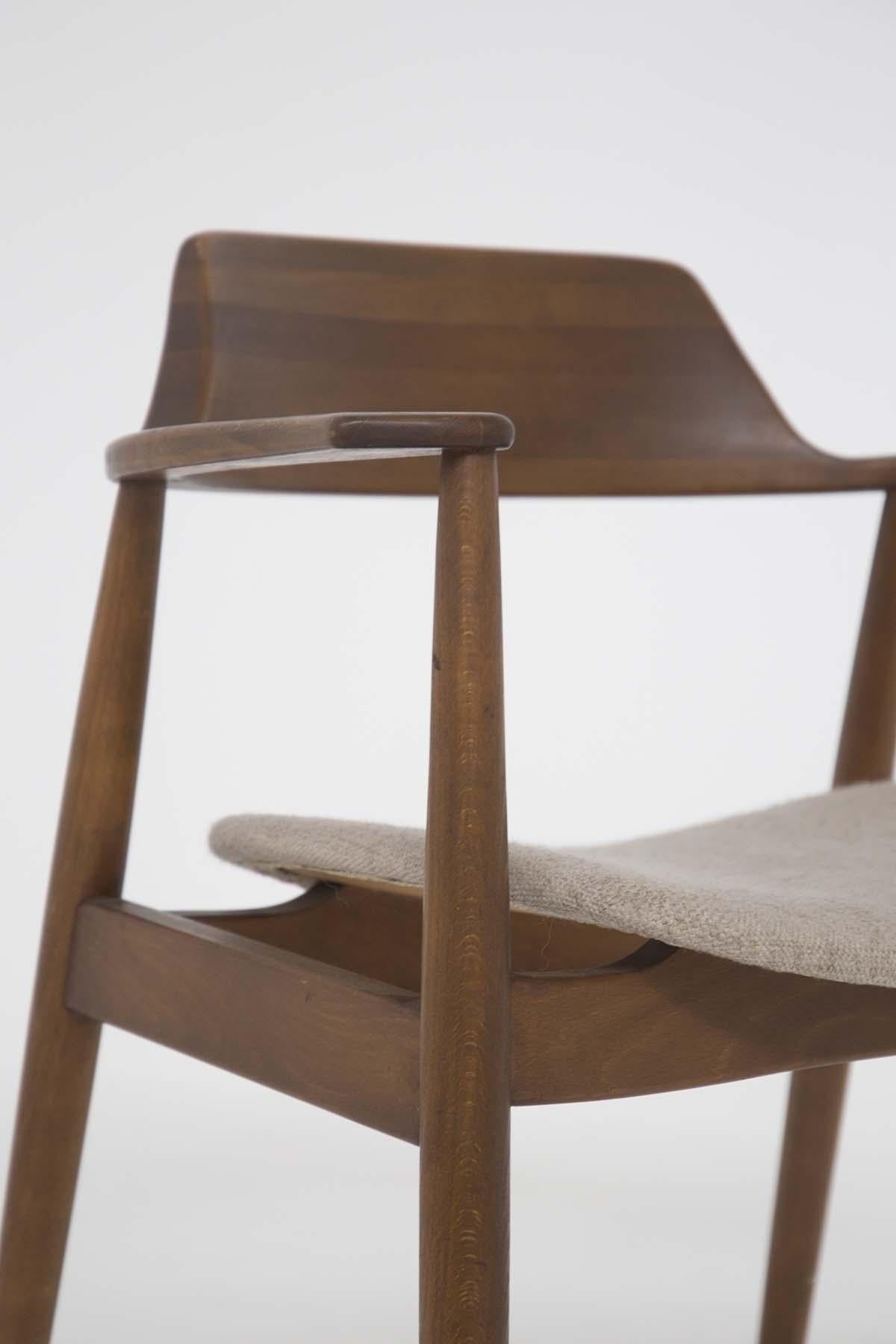 Atemberaubender amerikanischer Sessel aus den 1950er Jahren, der Phillip Lloyd Powell zugeschrieben wird.
Der Sessel wurde aus edlem Holz und beigem Stoff gefertigt, ist im Originalzustand und wurde nie restauriert. 
Der Sessel von Phillip Lloyd
