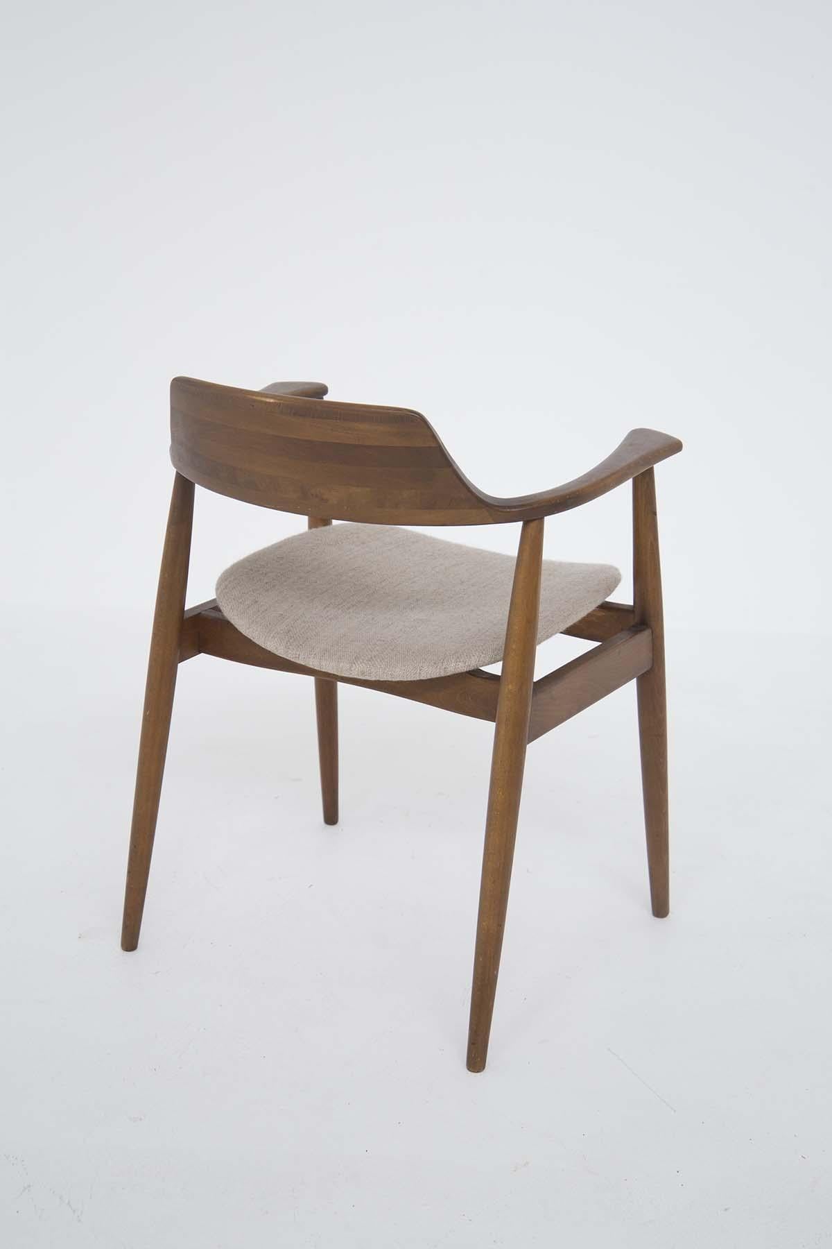 Amerikanischer Sessel aus Holz und Stoff aus der Mitte des Jahrhunderts, Phillip Lloyd Powell zugeschrieben im Angebot 1