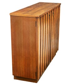 Armario de almacenaje de poca profundidad Art Decó americano de mediados de siglo en nogal