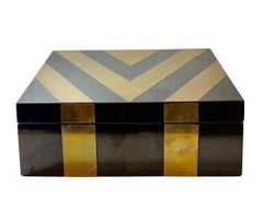 Caja estadounidense de mediados de siglo con lacado negro e incrustaciones de latón