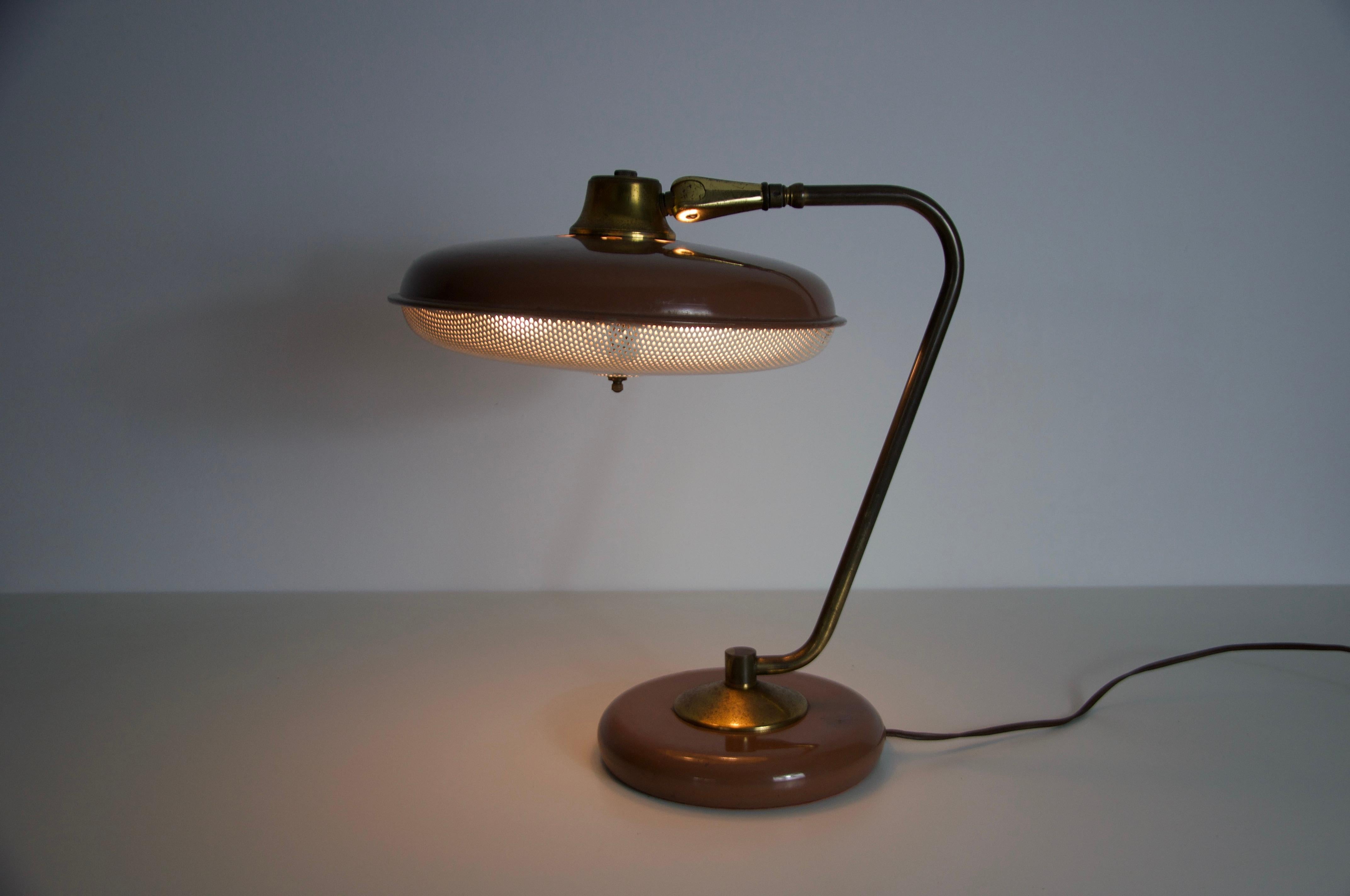 Mid-Century American Brass and Metal Table Lamp, 1960s In Good Condition For Sale In Hagenbach, DE
