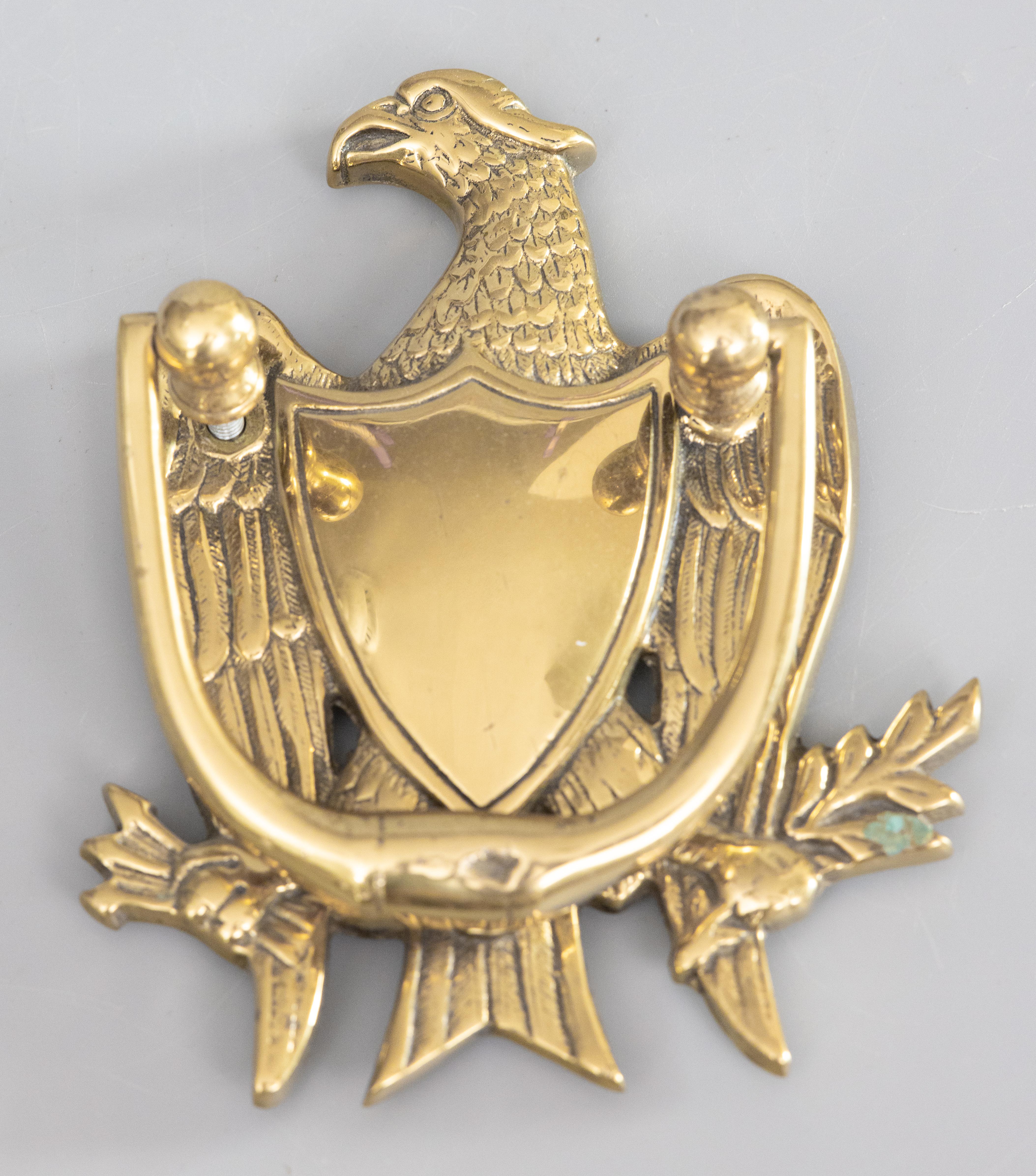 Metà XX secolo Battente per porta di metà secolo in ottone di Feder Eagle in vendita
