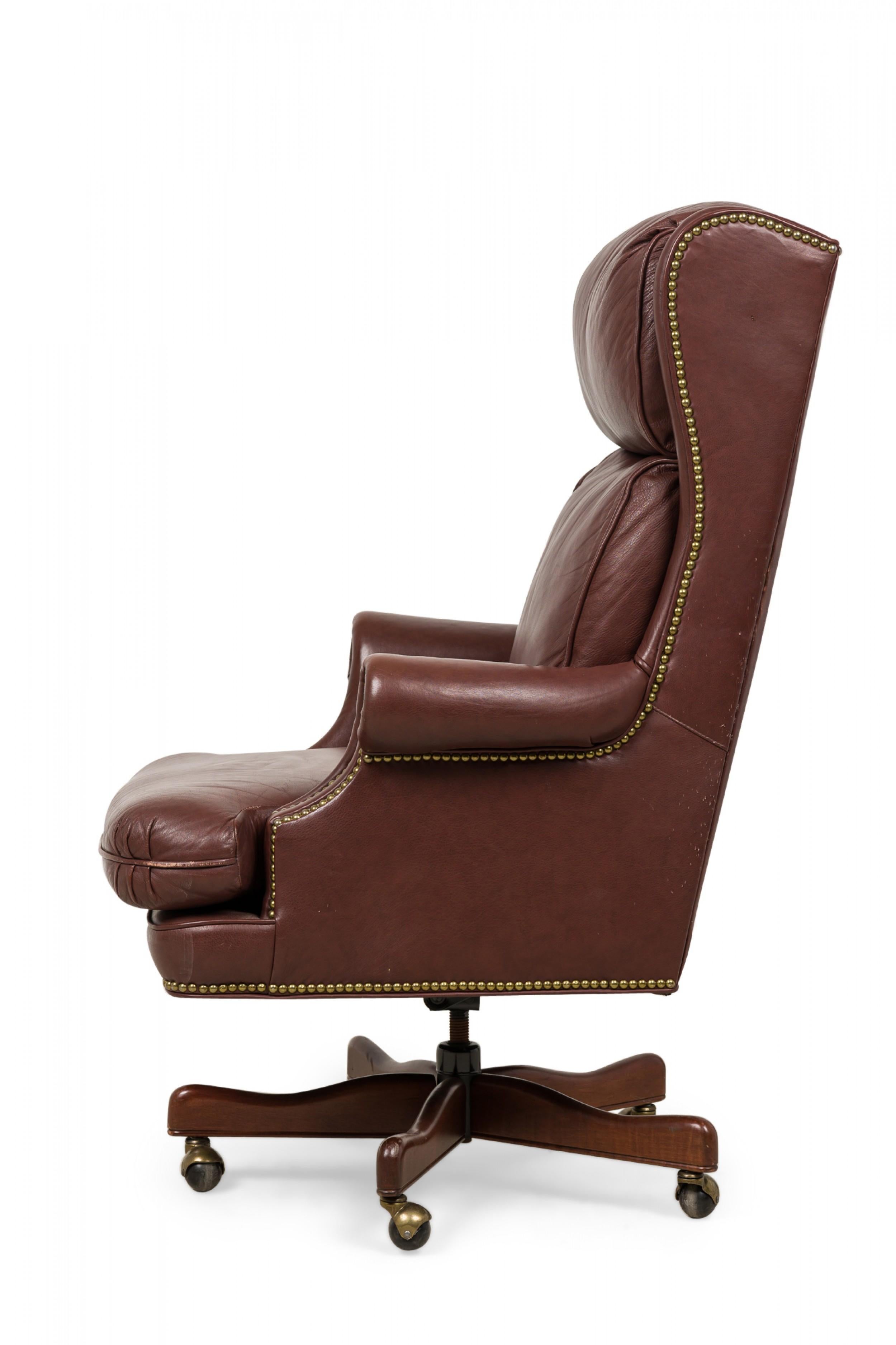 Mid-Century Modern Chaise de bureau Wingback en cuir marron American Mid-Century en vente