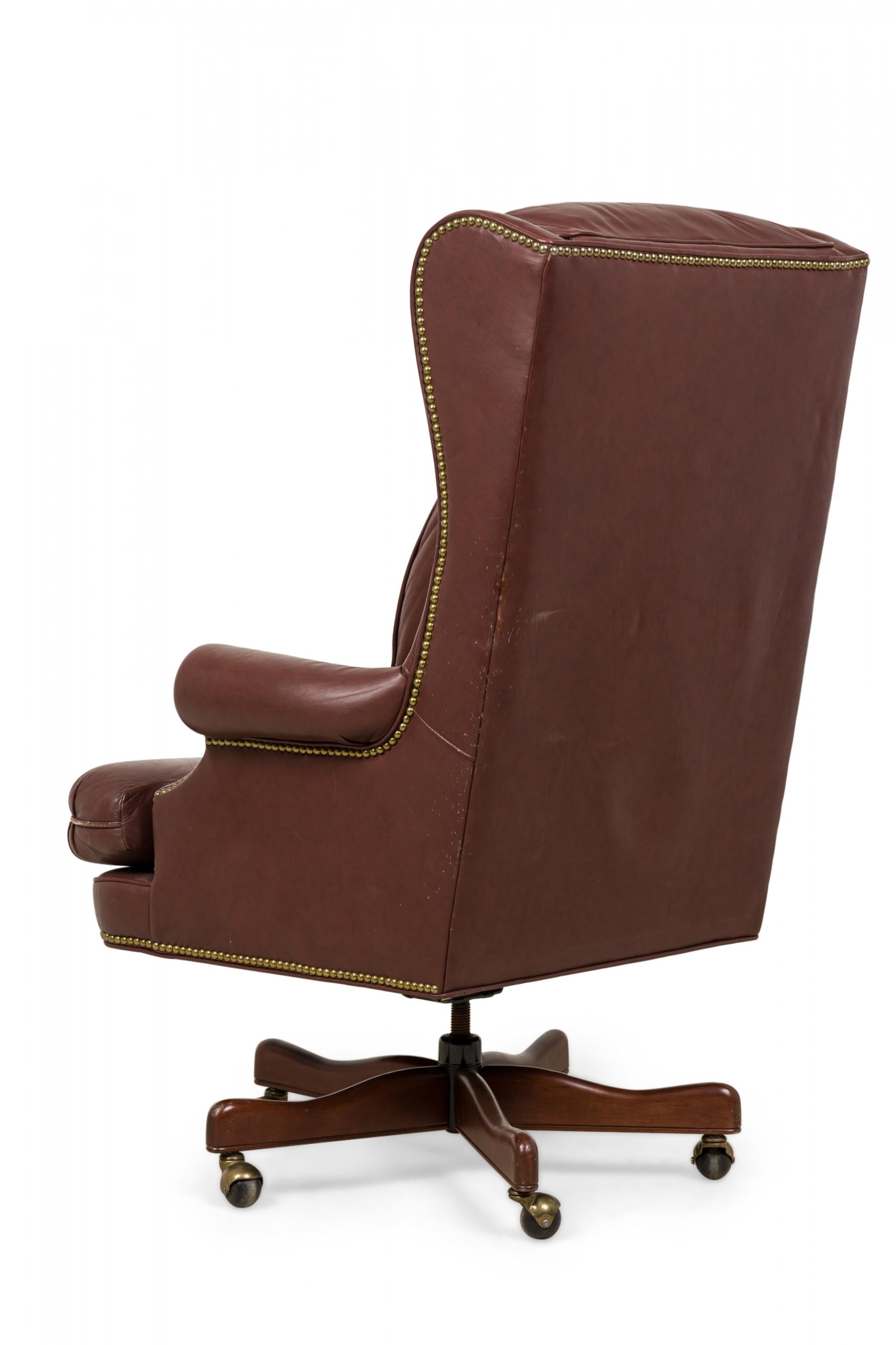 Américain Chaise de bureau Wingback en cuir marron American Mid-Century en vente